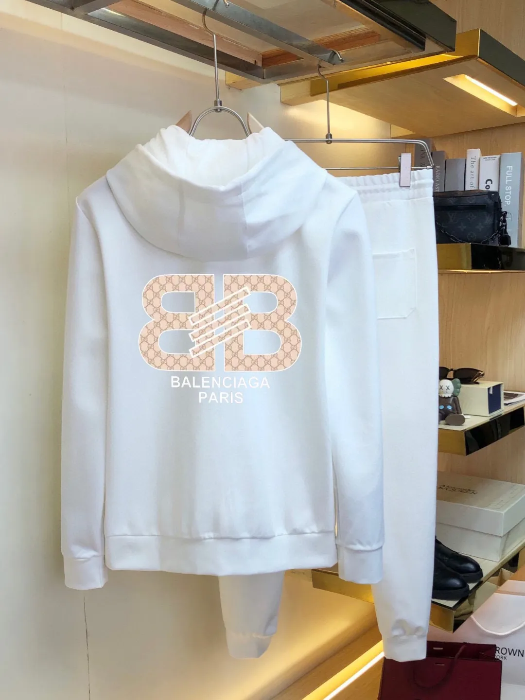 🅿️420 [BALENCIAGA] (Gospel for Fatty) hot-selling suit is coming. Focus on the original version of the official website. 2025 new hot-selling cardigan and sweatshirt suit. The original order is hard to buy🇭🇰. It is the meticulous work of top designers. It has a fitting and perfect upper body effect. All-natural high-quality Roman cotton 100%, close-fitting comfort, noble and elegant! Original hardware embodies elegance and nobility! Counter size: M-5XL (maximum wear up to 220 pounds)
