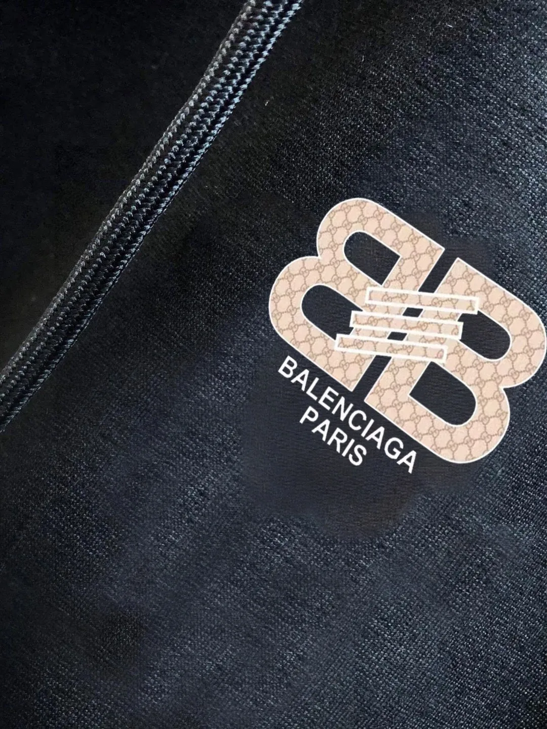 🅿️420 [BALENCIAGA] (Gospel for Fatty) hot-selling suit is coming. Focus on the original version of the official website. 2025 new hot-selling cardigan and sweatshirt suit. The original order is hard to buy🇭🇰. It is the meticulous work of top designers. It has a fitting and perfect upper body effect. All-natural high-quality Roman cotton 100%, close-fitting comfort, noble and elegant! Original hardware embodies elegance and nobility! Counter size: M-5XL (maximum wear up to 220 pounds)