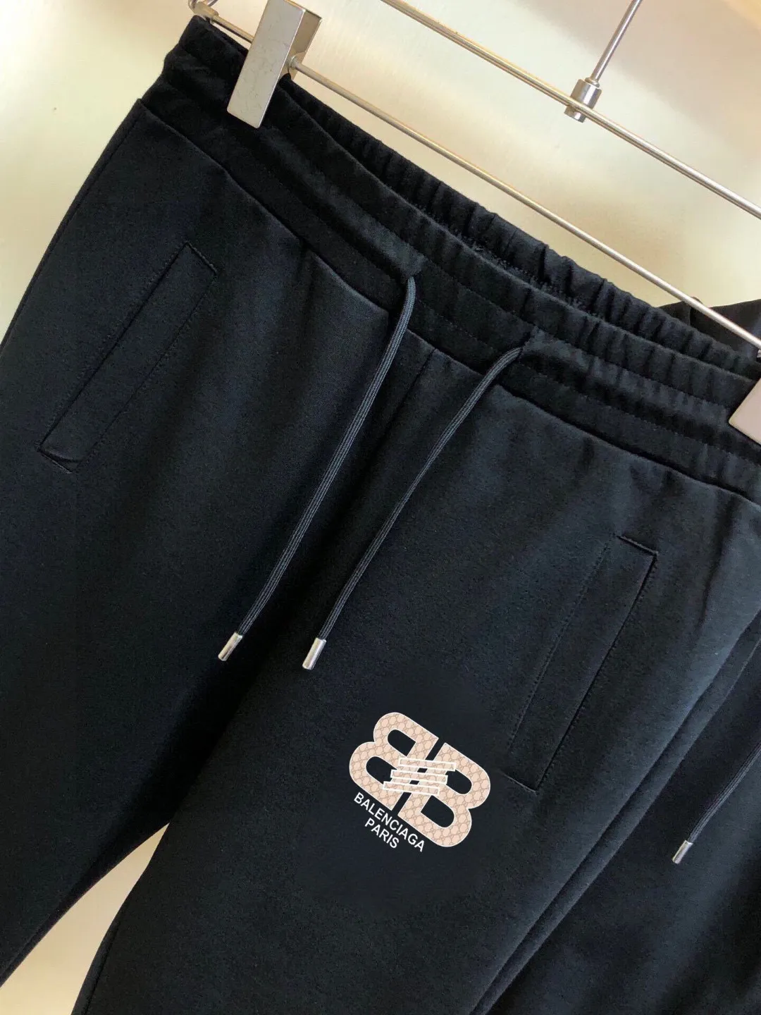 🅿️420 [BALENCIAGA] (Gospel for Fatty) hot-selling suit is coming. Focus on the original version of the official website. 2025 new hot-selling cardigan and sweatshirt suit. The original order is hard to buy🇭🇰. It is the meticulous work of top designers. It has a fitting and perfect upper body effect. All-natural high-quality Roman cotton 100%, close-fitting comfort, noble and elegant! Original hardware embodies elegance and nobility! Counter size: M-5XL (maximum wear up to 220 pounds)