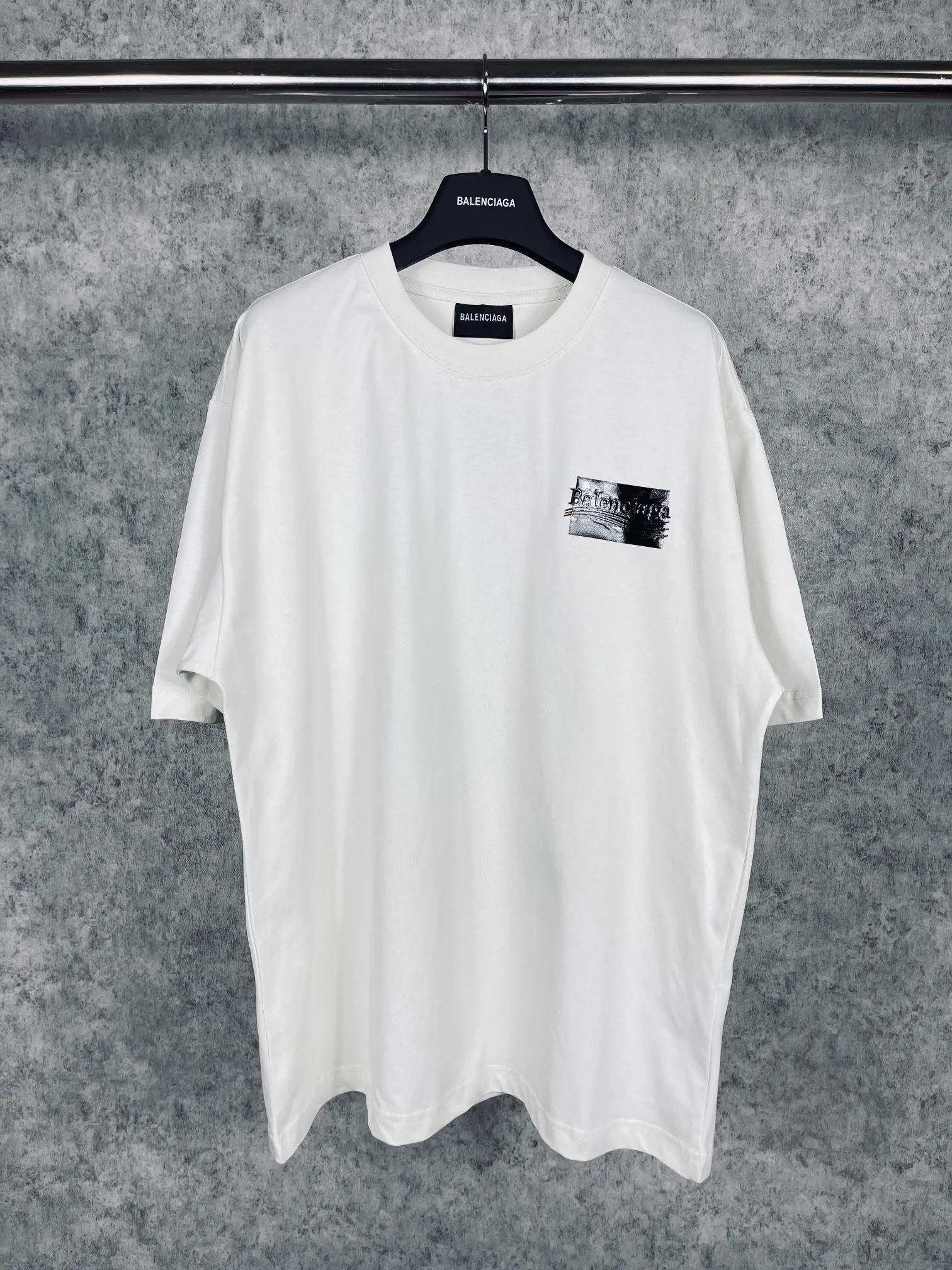 🅿️176 Real photos [Top version. Official website quality] BALENCI*GA/Paris #Classic. Coke embroidered vinyl short-sleeved T-shirt# The fabric is made of Paris ZP custom-woven and dyed cotton double yarn. Weighing 260 grams, the cloth surface is clean. The cloth pattern is clear, soft and comfortable. The color fastness is good. It is not easy to change color. The threads are dyed with no color difference. The classic pattern embroidery uses an imported embroidery machine, and the embroidery thread color is based on the original color. It is produced based on the pictures in the Jubie market. The letters are clear. The three-dimensional effect is strong. The embroidered flowers are laminated on the finished product. The version adopts OS loose shoulder design. Same style for men and women. Code: BL223008 Color: black, off-white, ash, red Size: XS S M L
