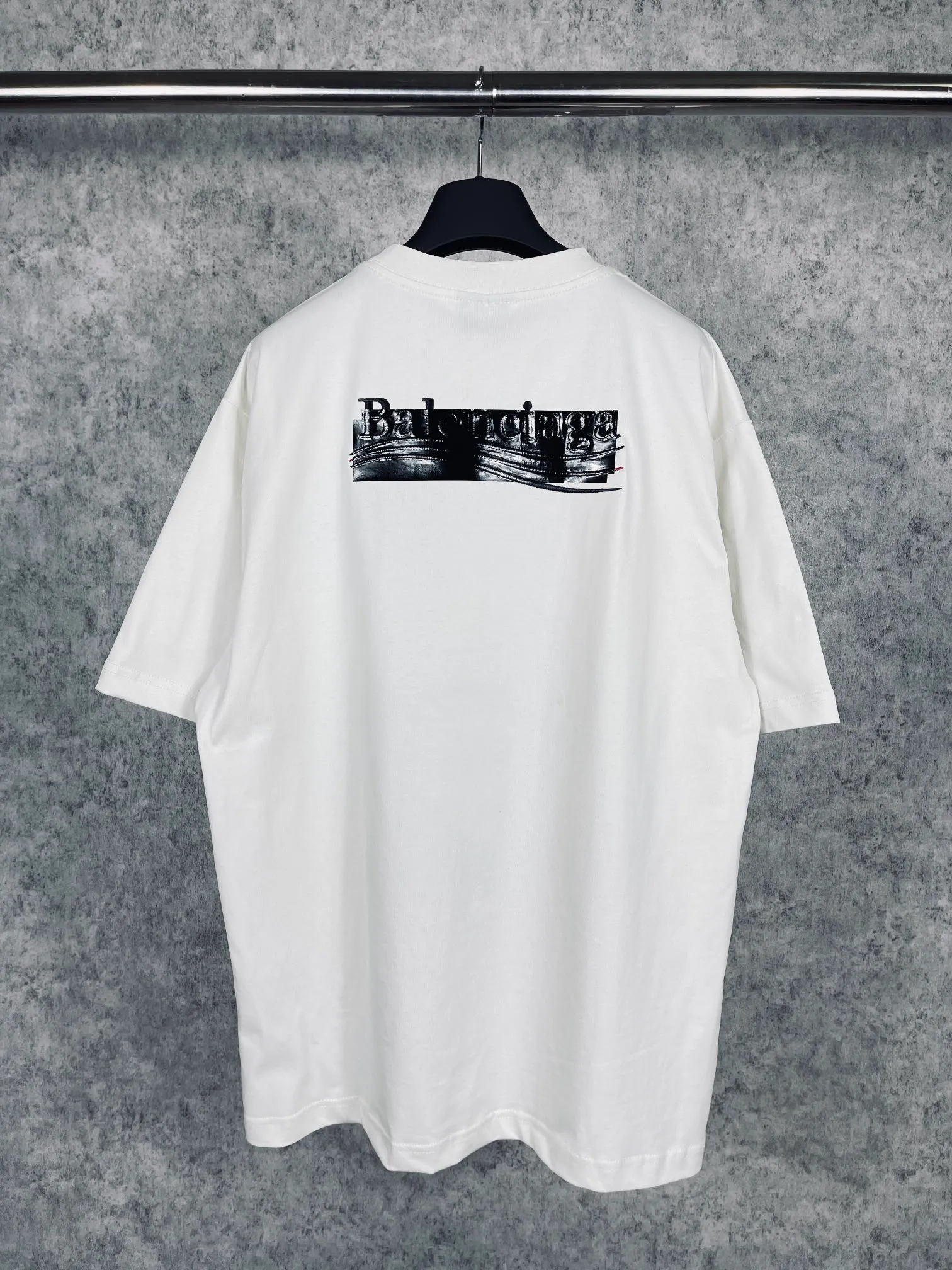 🅿️176 Real photos [Top version. Official website quality] BALENCI*GA/Paris #Classic. Coke embroidered vinyl short-sleeved T-shirt# The fabric is made of Paris ZP custom-woven and dyed cotton double yarn. Weighing 260 grams, the cloth surface is clean. The cloth pattern is clear, soft and comfortable. The color fastness is good. It is not easy to change color. The threads are dyed with no color difference. The classic pattern embroidery uses an imported embroidery machine, and the embroidery thread color is based on the original color. It is produced based on the pictures in the Jubie market. The letters are clear. The three-dimensional effect is strong. The embroidered flowers are laminated on the finished product. The version adopts OS loose shoulder design. Same style for men and women. Code: BL223008 Color: black, off-white, ash, red Size: XS S M L