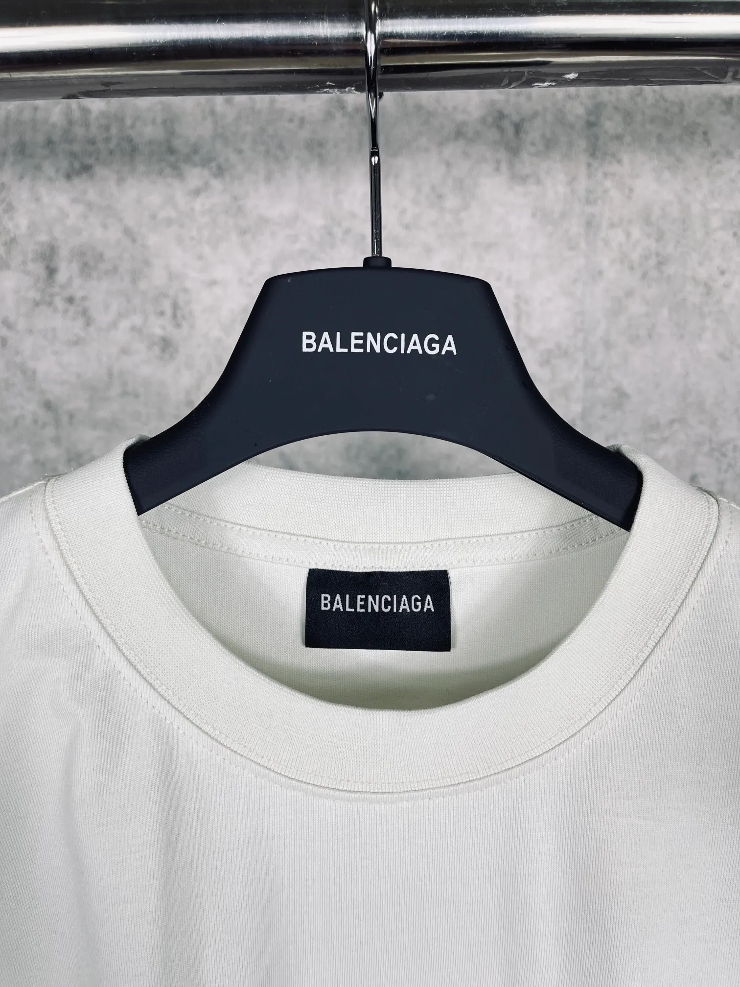 🅿️176 Real photos [Top version. Official website quality] BALENCI*GA/Paris #Classic. Coke embroidered vinyl short-sleeved T-shirt# The fabric is made of Paris ZP custom-woven and dyed cotton double yarn. Weighing 260 grams, the cloth surface is clean. The cloth pattern is clear, soft and comfortable. The color fastness is good. It is not easy to change color. The threads are dyed with no color difference. The classic pattern embroidery uses an imported embroidery machine, and the embroidery thread color is based on the original color. It is produced based on the pictures in the Jubie market. The letters are clear. The three-dimensional effect is strong. The embroidered flowers are laminated on the finished product. The version adopts OS loose shoulder design. Same style for men and women. Code: BL223008 Color: black, off-white, ash, red Size: XS S M L