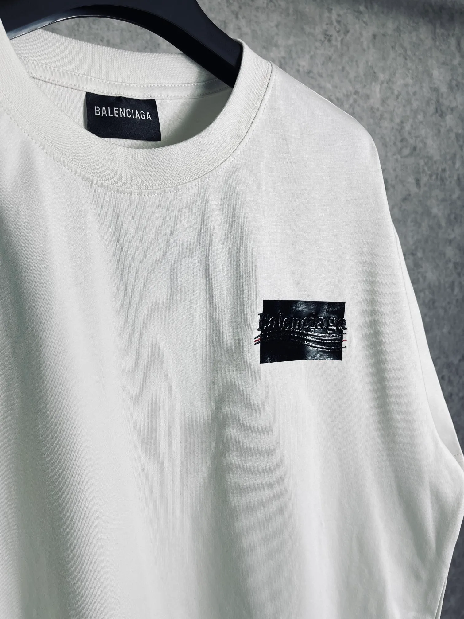 🅿️176 Real photos [Top version. Official website quality] BALENCI*GA/Paris #Classic. Coke embroidered vinyl short-sleeved T-shirt# The fabric is made of Paris ZP custom-woven and dyed cotton double yarn. Weighing 260 grams, the cloth surface is clean. The cloth pattern is clear, soft and comfortable. The color fastness is good. It is not easy to change color. The threads are dyed with no color difference. The classic pattern embroidery uses an imported embroidery machine, and the embroidery thread color is based on the original color. It is produced based on the pictures in the Jubie market. The letters are clear. The three-dimensional effect is strong. The embroidered flowers are laminated on the finished product. The version adopts OS loose shoulder design. Same style for men and women. Code: BL223008 Color: black, off-white, ash, red Size: XS S M L