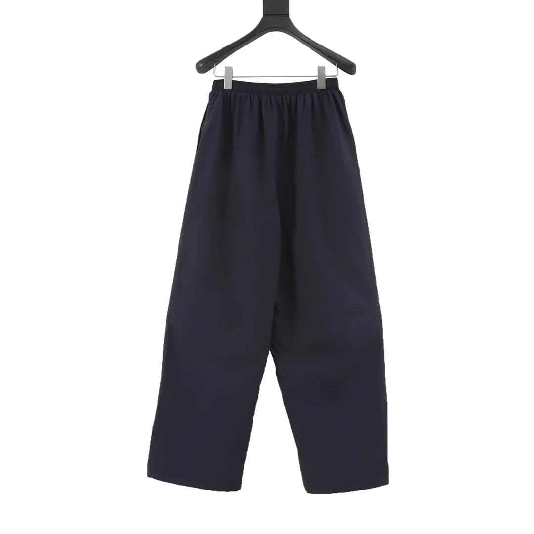 🅿️540 Balenciaga/Balenciaga BLCG 25FW 84 graffiti spray-painted navy half-ring embroidered sports suit trousers Light luxury essential item for daily commuting for men and women Correct version Welcome to compare Detailed features · Customized matte Taslan jacket fabric · The fabric has undergone a waterproof coating process · The lining is made of three-level polyester bird's eye mesh · OS ultra-loose silhouette design · Side zipper pockets hooded design · Inner zipper hidden pocket design · Elastic elastic design on the cuffs · Waist design with elastic spring buckle on the hem · Open mold customization hardware zipper Jacket double puller design · Pure handmade graffiti spray paint painting process for ready-made garments · Tajima high-speed embroidery machine with 100,000 stitches three-dimensional · Splicing and inlay process · Zippered pockets on the side of trousers · Original main mark washed tag packaging Color: Navy Blue Size: 46-52