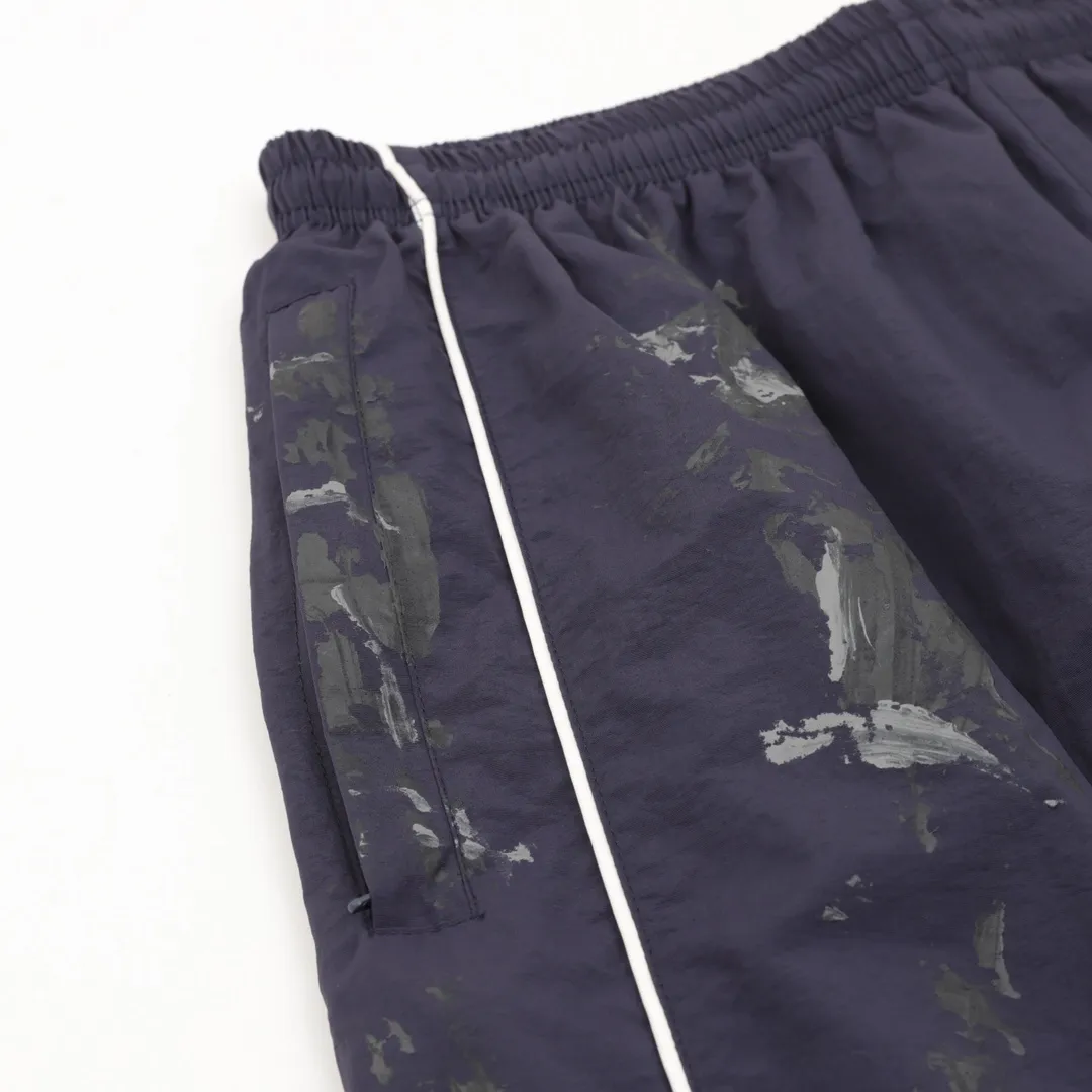 🅿️540 Balenciaga/Balenciaga BLCG 25FW 84 graffiti spray-painted navy half-ring embroidered sports suit trousers Light luxury essential item for daily commuting for men and women Correct version Welcome to compare Detailed features · Customized matte Taslan jacket fabric · The fabric has undergone a waterproof coating process · The lining is made of three-level polyester bird's eye mesh · OS ultra-loose silhouette design · Side zipper pockets hooded design · Inner zipper hidden pocket design · Elastic elastic design on the cuffs · Waist design with elastic spring buckle on the hem · Open mold customization hardware zipper Jacket double puller design · Pure handmade graffiti spray paint painting process for ready-made garments · Tajima high-speed embroidery machine with 100,000 stitches three-dimensional · Splicing and inlay process · Zippered pockets on the side of trousers · Original main mark washed tag packaging Color: Navy Blue Size: 46-52