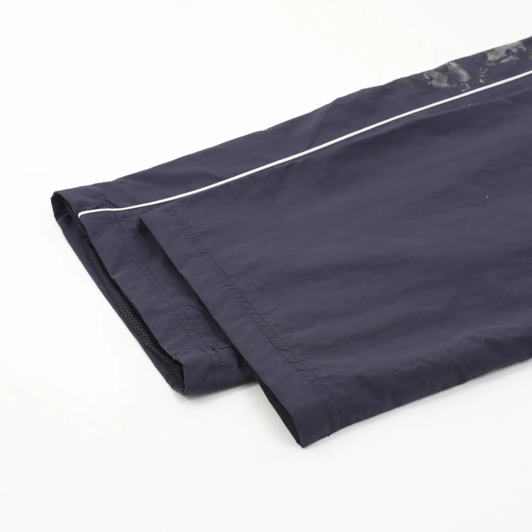 🅿️540 Balenciaga/Balenciaga BLCG 25FW 84 graffiti spray-painted navy half-ring embroidered sports suit trousers Light luxury essential item for daily commuting for men and women Correct version Welcome to compare Detailed features · Customized matte Taslan jacket fabric · The fabric has undergone a waterproof coating process · The lining is made of three-level polyester bird's eye mesh · OS ultra-loose silhouette design · Side zipper pockets hooded design · Inner zipper hidden pocket design · Elastic elastic design on the cuffs · Waist design with elastic spring buckle on the hem · Open mold customization hardware zipper Jacket double puller design · Pure handmade graffiti spray paint painting process for ready-made garments · Tajima high-speed embroidery machine with 100,000 stitches three-dimensional · Splicing and inlay process · Zippered pockets on the side of trousers · Original main mark washed tag packaging Color: Navy Blue Size: 46-52