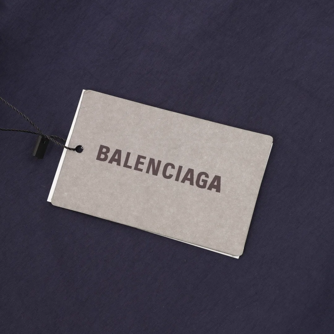 🅿️540 Balenciaga/Balenciaga BLCG 25FW 84 graffiti spray-painted navy half-ring embroidered sports suit trousers Light luxury essential item for daily commuting for men and women Correct version Welcome to compare Detailed features · Customized matte Taslan jacket fabric · The fabric has undergone a waterproof coating process · The lining is made of three-level polyester bird's eye mesh · OS ultra-loose silhouette design · Side zipper pockets hooded design · Inner zipper hidden pocket design · Elastic elastic design on the cuffs · Waist design with elastic spring buckle on the hem · Open mold customization hardware zipper Jacket double puller design · Pure handmade graffiti spray paint painting process for ready-made garments · Tajima high-speed embroidery machine with 100,000 stitches three-dimensional · Splicing and inlay process · Zippered pockets on the side of trousers · Original main mark washed tag packaging Color: Navy Blue Size: 46-52
