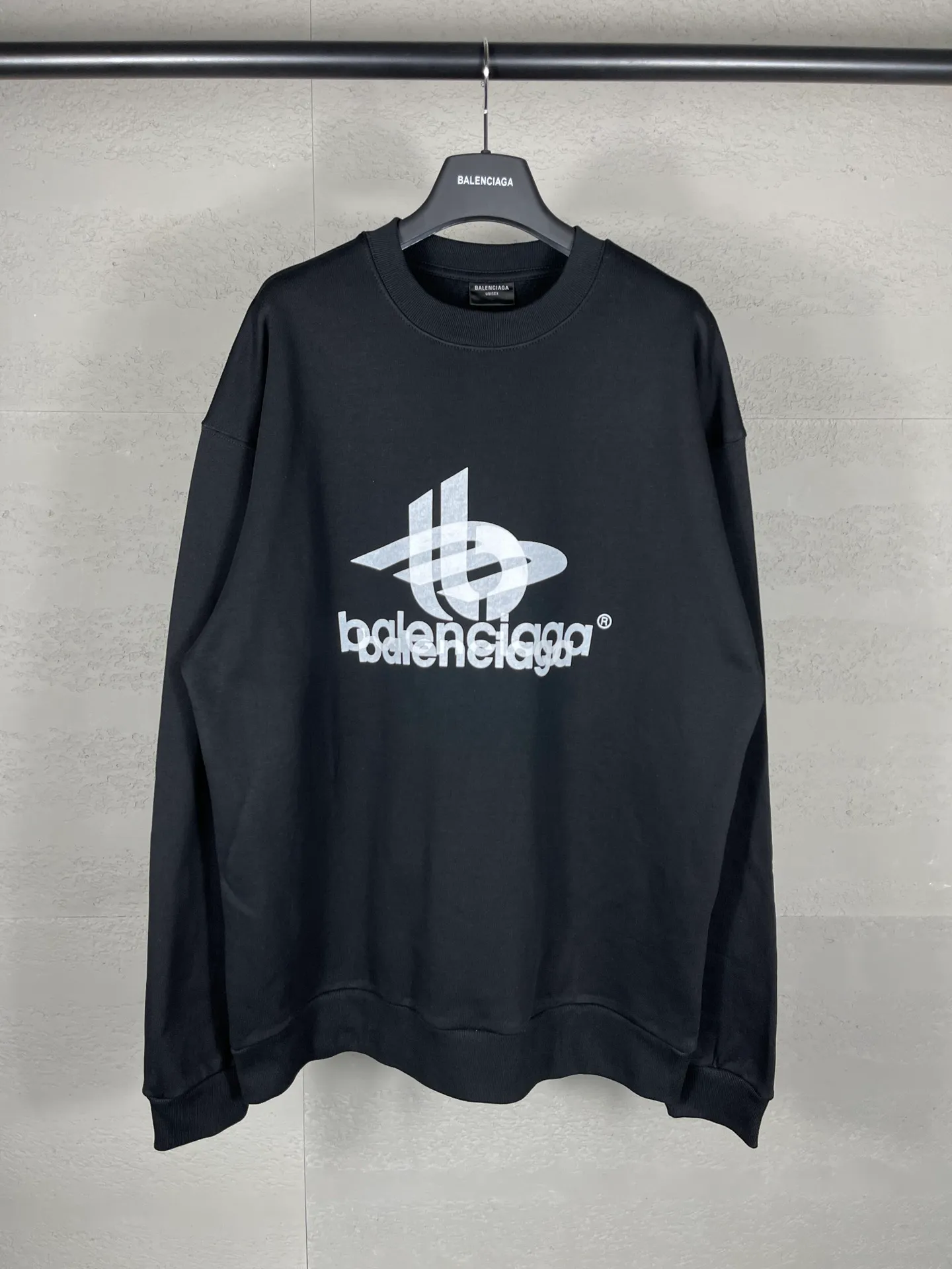 🅿️246 real photos [Top version. Official website quality] BALENCI*GA/Paris. 2024 new style. Phantom double LOGO classic pattern printed round neck sweatshirt. Brick cabinet synchronization. Genuine product developed in the first time, happy to print and compare! The fabric is made of Paris ZP custom-woven and dyed cotton sweatshirt. The weight is 450 grams. The cloth surface is clean. The cloth pattern is clear, soft and comfortable. The threads are dyed with no color difference. The classic printing is made of environmentally friendly imported materials, with LOGO phantom effect, clear letters and three-dimensional effect. Restored brick cabinet. Ready-made clothes are washed and distressed, different market currency, welcome to compare, the version adopts OS loose shoulder version. Same style for men and women Coding: BL235566 Color: black, white Size: XS S M L