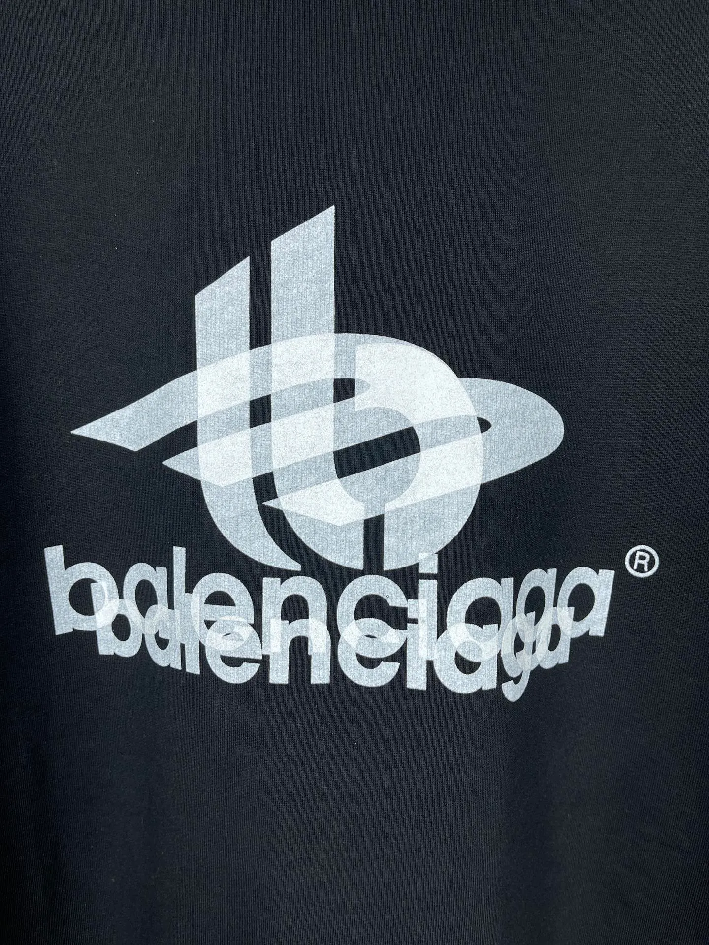 🅿️246 real photos [Top version. Official website quality] BALENCI*GA/Paris. 2024 new style. Phantom double LOGO classic pattern printed round neck sweatshirt. Brick cabinet synchronization. Genuine product developed in the first time, happy to print and compare! The fabric is made of Paris ZP custom-woven and dyed cotton sweatshirt. The weight is 450 grams. The cloth surface is clean. The cloth pattern is clear, soft and comfortable. The threads are dyed with no color difference. The classic printing is made of environmentally friendly imported materials, with LOGO phantom effect, clear letters and three-dimensional effect. Restored brick cabinet. Ready-made clothes are washed and distressed, different market currency, welcome to compare, the version adopts OS loose shoulder version. Same style for men and women Coding: BL235566 Color: black, white Size: XS S M L