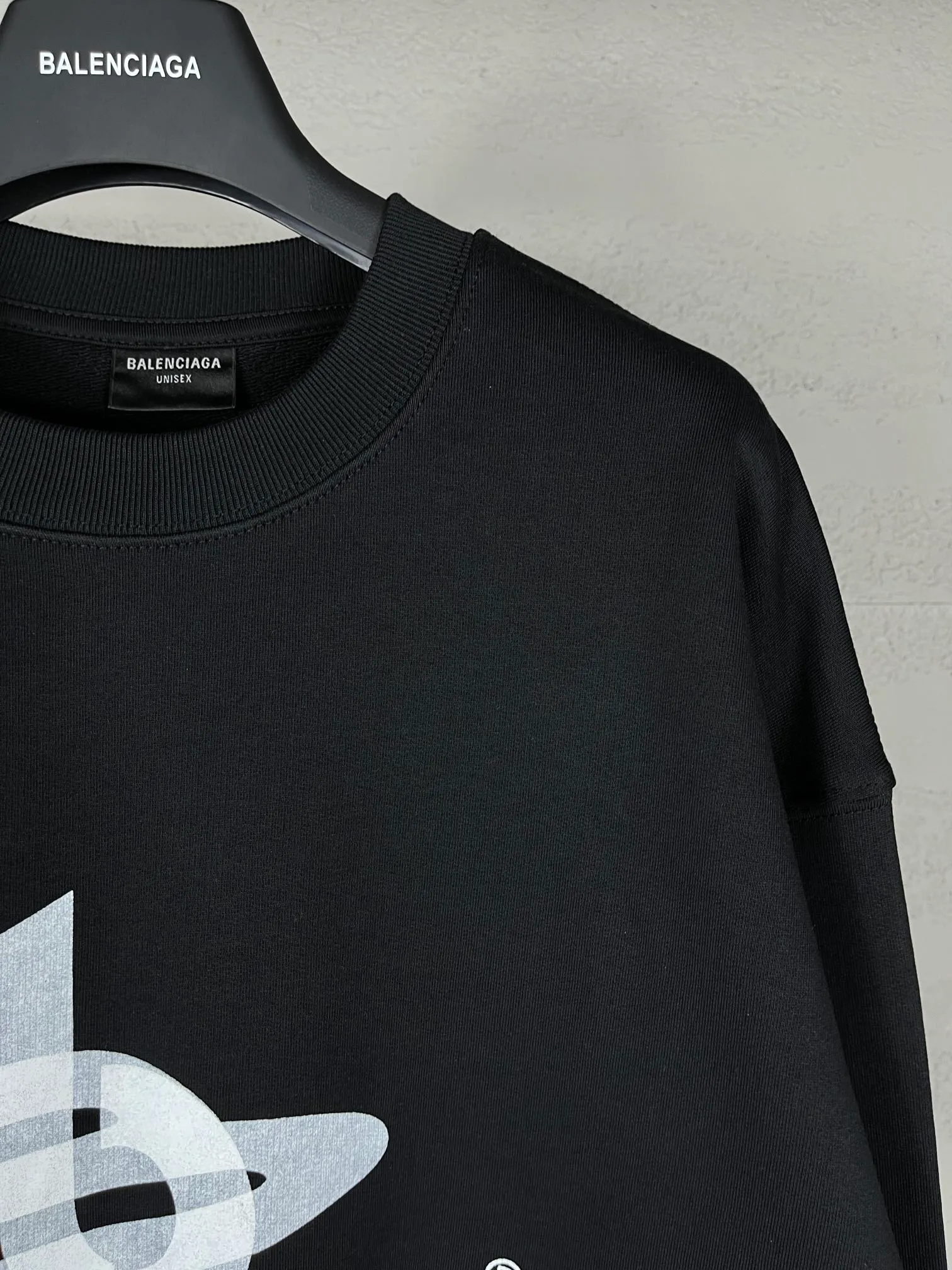 🅿️246 real photos [Top version. Official website quality] BALENCI*GA/Paris. 2024 new style. Phantom double LOGO classic pattern printed round neck sweatshirt. Brick cabinet synchronization. Genuine product developed in the first time, happy to print and compare! The fabric is made of Paris ZP custom-woven and dyed cotton sweatshirt. The weight is 450 grams. The cloth surface is clean. The cloth pattern is clear, soft and comfortable. The threads are dyed with no color difference. The classic printing is made of environmentally friendly imported materials, with LOGO phantom effect, clear letters and three-dimensional effect. Restored brick cabinet. Ready-made clothes are washed and distressed, different market currency, welcome to compare, the version adopts OS loose shoulder version. Same style for men and women Coding: BL235566 Color: black, white Size: XS S M L