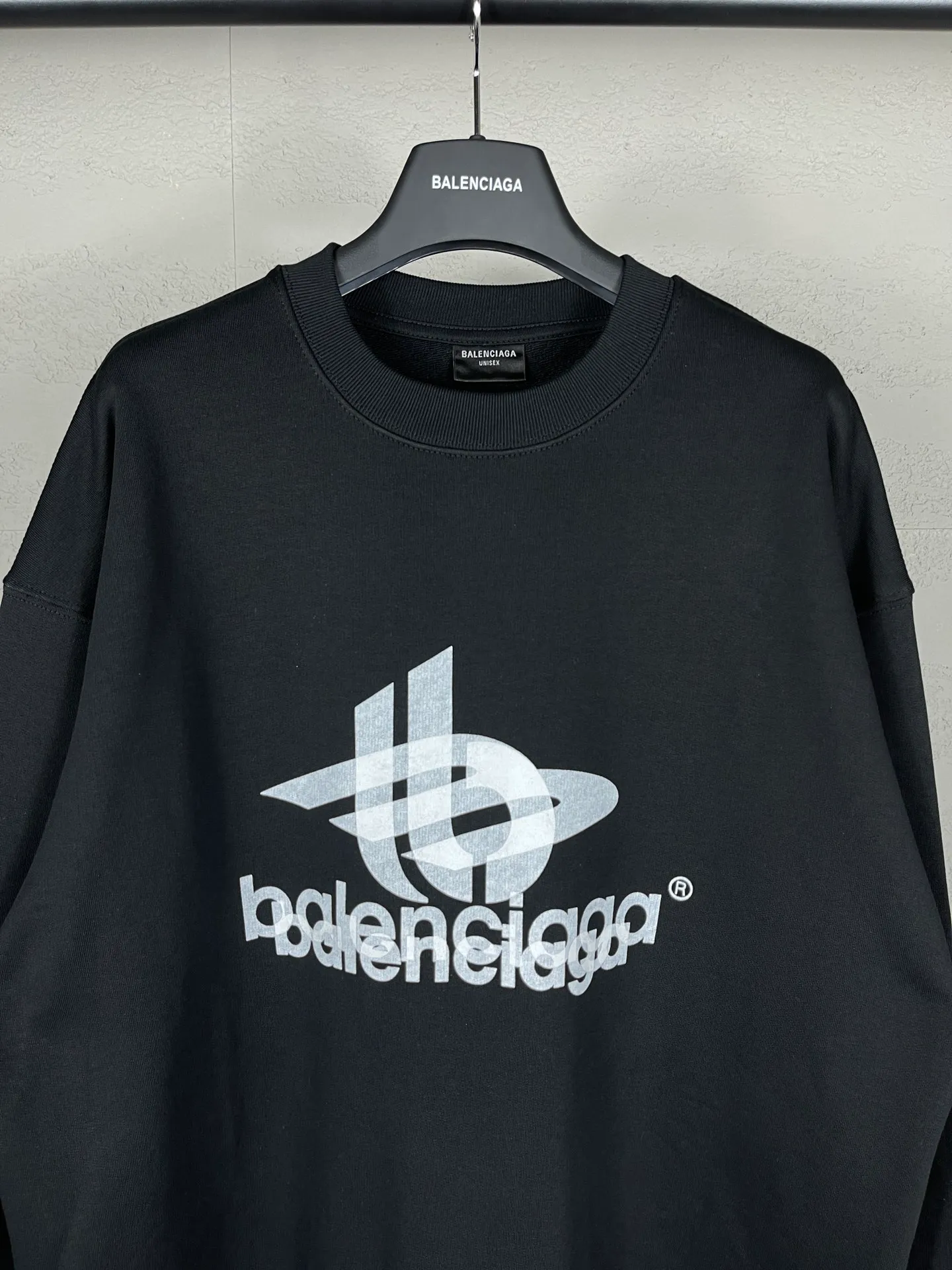 🅿️246 real photos [Top version. Official website quality] BALENCI*GA/Paris. 2024 new style. Phantom double LOGO classic pattern printed round neck sweatshirt. Brick cabinet synchronization. Genuine product developed in the first time, happy to print and compare! The fabric is made of Paris ZP custom-woven and dyed cotton sweatshirt. The weight is 450 grams. The cloth surface is clean. The cloth pattern is clear, soft and comfortable. The threads are dyed with no color difference. The classic printing is made of environmentally friendly imported materials, with LOGO phantom effect, clear letters and three-dimensional effect. Restored brick cabinet. Ready-made clothes are washed and distressed, different market currency, welcome to compare, the version adopts OS loose shoulder version. Same style for men and women Coding: BL235566 Color: black, white Size: XS S M L