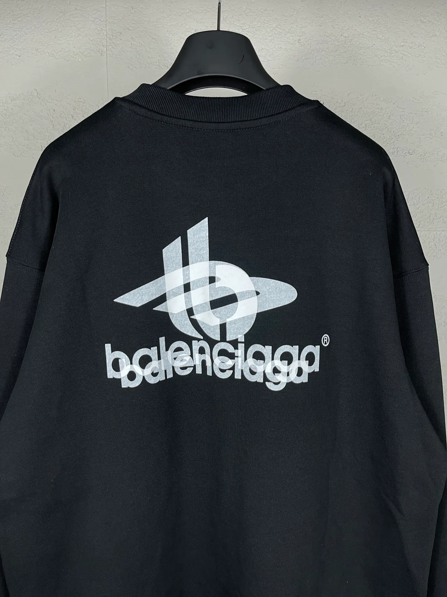 🅿️246 real photos [Top version. Official website quality] BALENCI*GA/Paris. 2024 new style. Phantom double LOGO classic pattern printed round neck sweatshirt. Brick cabinet synchronization. Genuine product developed in the first time, happy to print and compare! The fabric is made of Paris ZP custom-woven and dyed cotton sweatshirt. The weight is 450 grams. The cloth surface is clean. The cloth pattern is clear, soft and comfortable. The threads are dyed with no color difference. The classic printing is made of environmentally friendly imported materials, with LOGO phantom effect, clear letters and three-dimensional effect. Restored brick cabinet. Ready-made clothes are washed and distressed, different market currency, welcome to compare, the version adopts OS loose shoulder version. Same style for men and women Coding: BL235566 Color: black, white Size: XS S M L