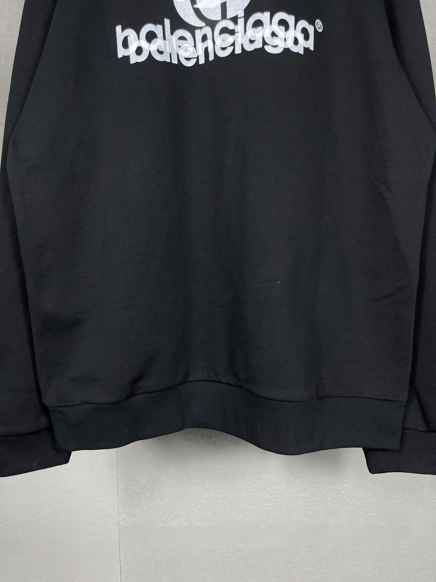 🅿️246 real photos [Top version. Official website quality] BALENCI*GA/Paris. 2024 new style. Phantom double LOGO classic pattern printed round neck sweatshirt. Brick cabinet synchronization. Genuine product developed in the first time, happy to print and compare! The fabric is made of Paris ZP custom-woven and dyed cotton sweatshirt. The weight is 450 grams. The cloth surface is clean. The cloth pattern is clear, soft and comfortable. The threads are dyed with no color difference. The classic printing is made of environmentally friendly imported materials, with LOGO phantom effect, clear letters and three-dimensional effect. Restored brick cabinet. Ready-made clothes are washed and distressed, different market currency, welcome to compare, the version adopts OS loose shoulder version. Same style for men and women Coding: BL235566 Color: black, white Size: XS S M L