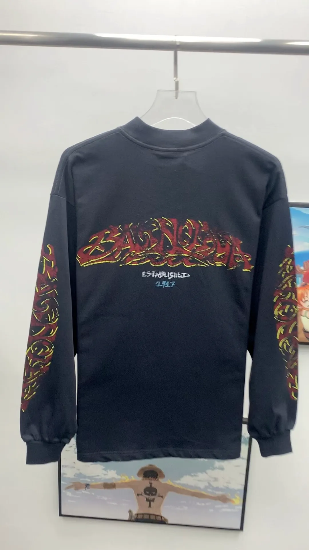 Real shot video on the back————The top tested version of Balenciaga Paris 24ss capsule series flame long sleeves, round neck and long sleeves. This is undoubtedly another big hit this year. I purchased the original version for the first time. The ghost letters on the front and back are printed using the imported Kornit direct-injection printing process. Exclusively matched 32 smooth plain double yarns/300g fabric. Using dot printing technology, the printed images have the characteristics of rich layers, strong three-dimensionality and lifelike colors. The dot paste has excellent fastness and soft feel and does not block the screen. Offshore large-profile long and short-sleeved sweatshirts and sweatpants, retro and old graffiti logo are versatile and good-looking ·Oversized version ·Round neck ·Short sleeves The front, back and sleeves are decorated with offshore artwork prints Washed faded effect Color Green gray Old pink Size:S~L P:320