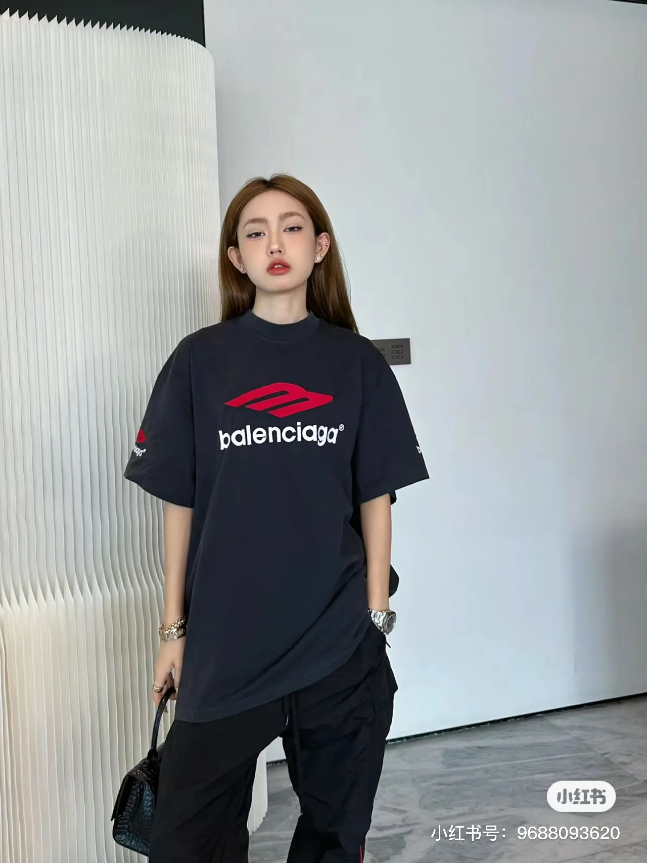 ♻️💯Reference model picture for the upper body❤️[Updated] Top tested version - BALENCIAGA - Balenciaga's new 3B big M fully embroidered T-shirt on the front and back. The front and back arms are made of imported Tajima machine heavy industry embroidery 12W needle and thread. Fine embroidery. The effect is three-dimensional. The lines are clear. No rough edges. Ultra-high craft embroidery. The fullness is very high. The concave and convex texture is obvious. The fabric is custom-woven and dyed. The thread has zero color difference. Perfect 1:1 Difference in market currency All original development pay attention to detailed pictures to avoid mixed distribution of stolen pictures ✅Correct 280g custom-woven and dyed double-yarn pure cotton fabrics. Custom-dyed threads have no color difference. ✅Correct imported material printing. Conley machine white ink direct injection process. Letters are clear and three-dimensional. Strong and do not fall off. ✅Overweight process. The original version is the same. Differentiate market currency. Here I will explain why I am a little more expensive than others, 1. It seems to be a simple printing or embroidery, but it is not simple at all. 10000% imported machine restoration It’s not just words. You are welcome to compare with peers. 2. Each model is produced by the company, and the details of workmanship and fabrics are consistent with the original ones. It is guaranteed that there will be no color difference with the counters. Reproduction is not scary. Whoever fakes it will be embarrassed. It’s not shameful to make a replica, it’s shameful if you can’t buy the correct version if you make a replica. 3. Note that the threaded collars are all original collars of certain countries and regions, with high wrapping. The width of the neckline and cabinets are accurate to the millimeter. Thick necklines are not easy to deform. The collars of high-end products are all restored cabinets. They are different from the big collars in the world. Ordinary garbage short-sleeves are printed with a print. The clavicle of the upper body is exposed. Please be patient. Customers who have bought genuine products or have seen genuine products will come back to place orders again. This is quality. This is quality. 4. Different styles of washed wheat main wheat, including imported wheat, have different colors and codes. Really restore the counter. As we all know, Balenciaga's collar labels in each quarter have different English or different colors. This distinguishes the fast food products with the same main wheat washed wheat. 5. Pay attention to the workmanship. The stitching at the neckline has no folds, smooth and natural without overlapping lines. Really restore this. This is something that many people cannot do. 6. The fabric is made of 280g Paris-specific double yarn. No one can make better fabrics than my family. It’s really incomparable with the ordinary version on the market. Respect it. It’s genuine and costs several thousand yuan. Don’t buy street stalls. Quality 7. The workmanship is fully restored. The packaging is fully restored. The cost is huge. 8. I guarantee here that this is the highest quality you can find. Color: White Black Size: xs s m l P: 290