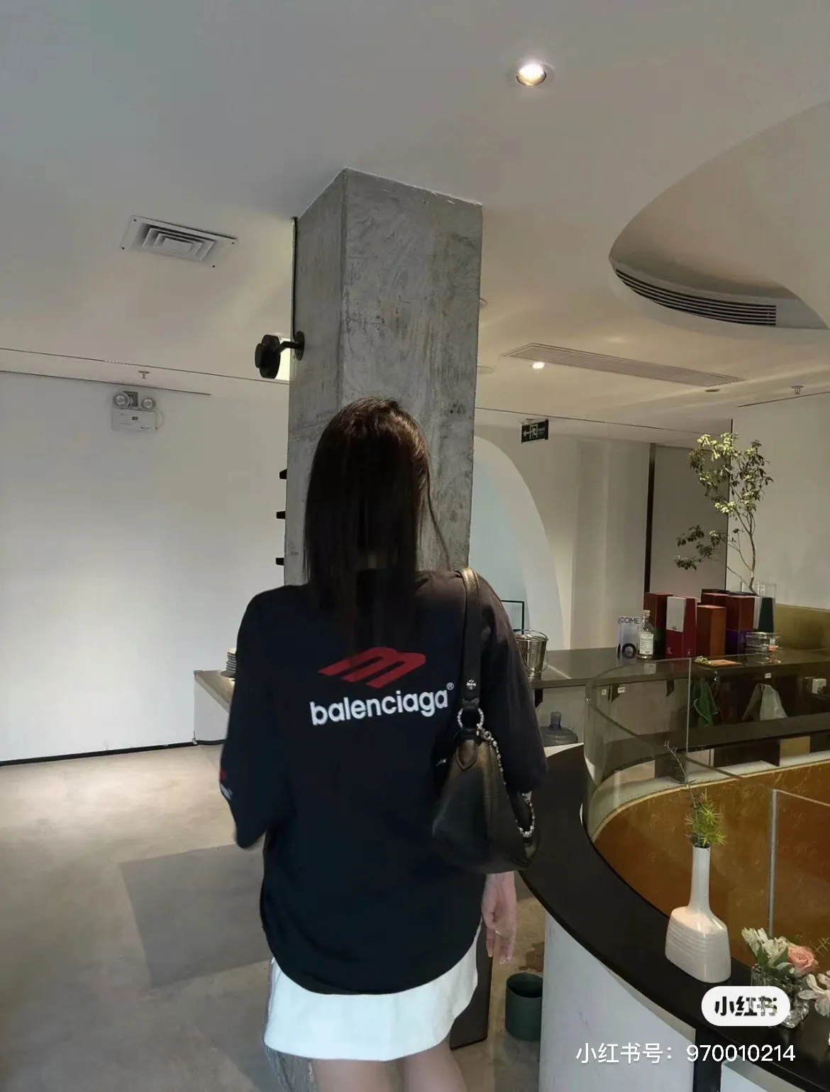 ♻️💯Reference model picture for the upper body❤️[Updated] Top tested version - BALENCIAGA - Balenciaga's new 3B big M fully embroidered T-shirt on the front and back. The front and back arms are made of imported Tajima machine heavy industry embroidery 12W needle and thread. Fine embroidery. The effect is three-dimensional. The lines are clear. No rough edges. Ultra-high craft embroidery. The fullness is very high. The concave and convex texture is obvious. The fabric is custom-woven and dyed. The thread has zero color difference. Perfect 1:1 Difference in market currency All original development pay attention to detailed pictures to avoid mixed distribution of stolen pictures ✅Correct 280g custom-woven and dyed double-yarn pure cotton fabrics. Custom-dyed threads have no color difference. ✅Correct imported material printing. Conley machine white ink direct injection process. Letters are clear and three-dimensional. Strong and do not fall off. ✅Overweight process. The original version is the same. Differentiate market currency. Here I will explain why I am a little more expensive than others, 1. It seems to be a simple printing or embroidery, but it is not simple at all. 10000% imported machine restoration It’s not just words. You are welcome to compare with peers. 2. Each model is produced by the company, and the details of workmanship and fabrics are consistent with the original ones. It is guaranteed that there will be no color difference with the counters. Reproduction is not scary. Whoever fakes it will be embarrassed. It’s not shameful to make a replica, it’s shameful if you can’t buy the correct version if you make a replica. 3. Note that the threaded collars are all original collars of certain countries and regions, with high wrapping. The width of the neckline and cabinets are accurate to the millimeter. Thick necklines are not easy to deform. The collars of high-end products are all restored cabinets. They are different from the big collars in the world. Ordinary garbage short-sleeves are printed with a print. The clavicle of the upper body is exposed. Please be patient. Customers who have bought genuine products or have seen genuine products will come back to place orders again. This is quality. This is quality. 4. Different styles of washed wheat main wheat, including imported wheat, have different colors and codes. Really restore the counter. As we all know, Balenciaga's collar labels in each quarter have different English or different colors. This distinguishes the fast food products with the same main wheat washed wheat. 5. Pay attention to the workmanship. The stitching at the neckline has no folds, smooth and natural without overlapping lines. Really restore this. This is something that many people cannot do. 6. The fabric is made of 280g Paris-specific double yarn. No one can make better fabrics than my family. It’s really incomparable with the ordinary version on the market. Respect it. It’s genuine and costs several thousand yuan. Don’t buy street stalls. Quality 7. The workmanship is fully restored. The packaging is fully restored. The cost is huge. 8. I guarantee here that this is the highest quality you can find. Color: White Black Size: xs s m l P: 290