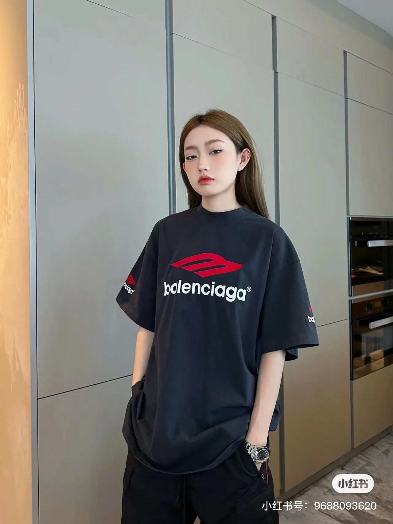 ♻️💯Reference model picture for the upper body❤️[Updated] Top tested version - BALENCIAGA - Balenciaga's new 3B big M fully embroidered T-shirt on the front and back. The front and back arms are made of imported Tajima machine heavy industry embroidery 12W needle and thread. Fine embroidery. The effect is three-dimensional. The lines are clear. No rough edges. Ultra-high craft embroidery. The fullness is very high. The concave and convex texture is obvious. The fabric is custom-woven and dyed. The thread has zero color difference. Perfect 1:1 Difference in market currency All original development pay attention to detailed pictures to avoid mixed distribution of stolen pictures ✅Correct 280g custom-woven and dyed double-yarn pure cotton fabrics. Custom-dyed threads have no color difference. ✅Correct imported material printing. Conley machine white ink direct injection process. Letters are clear and three-dimensional. Strong and do not fall off. ✅Overweight process. The original version is the same. Differentiate market currency. Here I will explain why I am a little more expensive than others, 1. It seems to be a simple printing or embroidery, but it is not simple at all. 10000% imported machine restoration It’s not just words. You are welcome to compare with peers. 2. Each model is produced by the company, and the details of workmanship and fabrics are consistent with the original ones. It is guaranteed that there will be no color difference with the counters. Reproduction is not scary. Whoever fakes it will be embarrassed. It’s not shameful to make a replica, it’s shameful if you can’t buy the correct version if you make a replica. 3. Note that the threaded collars are all original collars of certain countries and regions, with high wrapping. The width of the neckline and cabinets are accurate to the millimeter. Thick necklines are not easy to deform. The collars of high-end products are all restored cabinets. They are different from the big collars in the world. Ordinary garbage short-sleeves are printed with a print. The clavicle of the upper body is exposed. Please be patient. Customers who have bought genuine products or have seen genuine products will come back to place orders again. This is quality. This is quality. 4. Different styles of washed wheat main wheat, including imported wheat, have different colors and codes. Really restore the counter. As we all know, Balenciaga's collar labels in each quarter have different English or different colors. This distinguishes the fast food products with the same main wheat washed wheat. 5. Pay attention to the workmanship. The stitching at the neckline has no folds, smooth and natural without overlapping lines. Really restore this. This is something that many people cannot do. 6. The fabric is made of 280g Paris-specific double yarn. No one can make better fabrics than my family. It’s really incomparable with the ordinary version on the market. Respect it. It’s genuine and costs several thousand yuan. Don’t buy street stalls. Quality 7. The workmanship is fully restored. The packaging is fully restored. The cost is huge. 8. I guarantee here that this is the highest quality you can find. Color: White Black Size: xs s m l P: 290