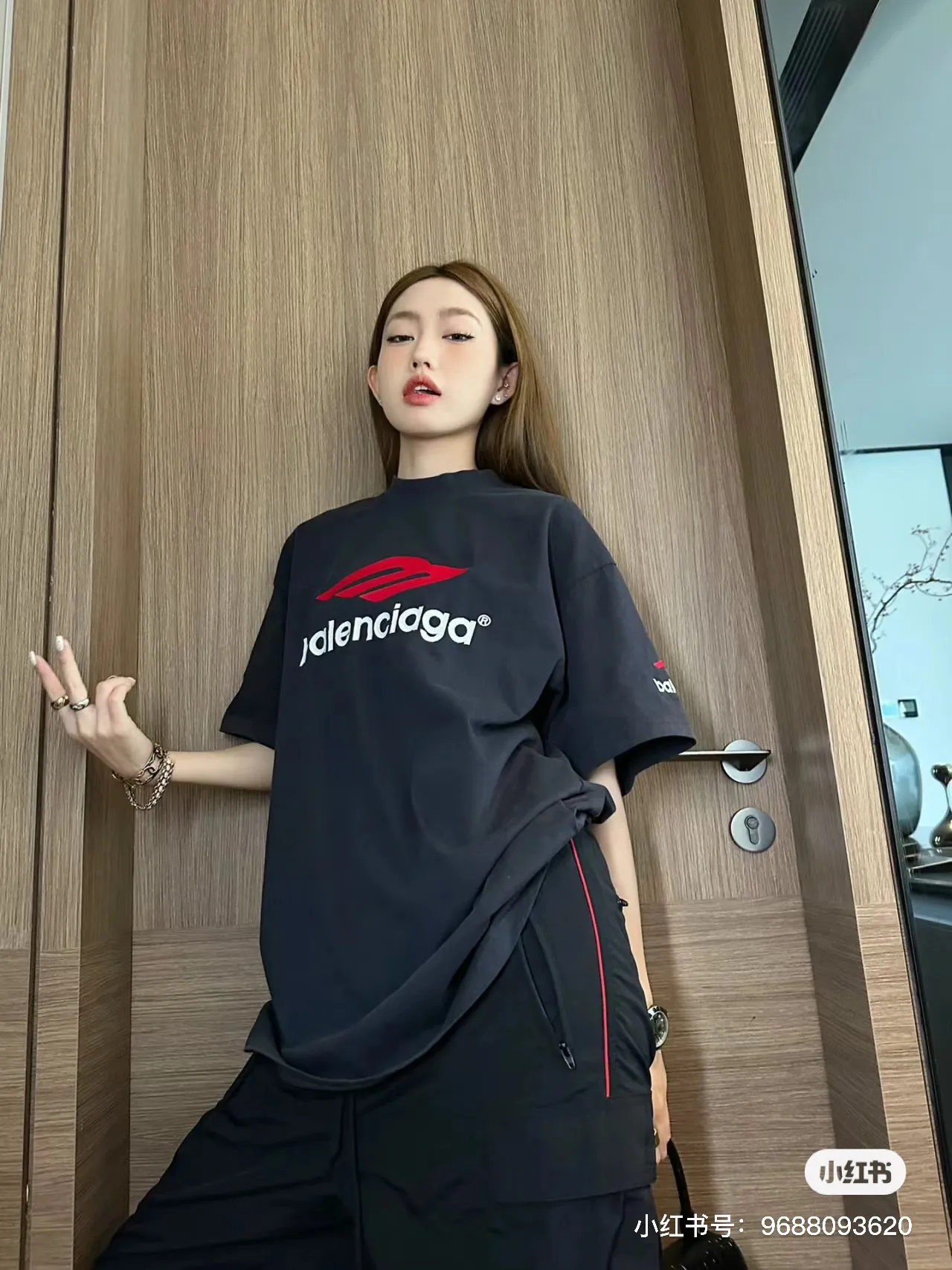 ♻️💯Reference model picture for the upper body❤️[Updated] Top tested version - BALENCIAGA - Balenciaga's new 3B big M fully embroidered T-shirt on the front and back. The front and back arms are made of imported Tajima machine heavy industry embroidery 12W needle and thread. Fine embroidery. The effect is three-dimensional. The lines are clear. No rough edges. Ultra-high craft embroidery. The fullness is very high. The concave and convex texture is obvious. The fabric is custom-woven and dyed. The thread has zero color difference. Perfect 1:1 Difference in market currency All original development pay attention to detailed pictures to avoid mixed distribution of stolen pictures ✅Correct 280g custom-woven and dyed double-yarn pure cotton fabrics. Custom-dyed threads have no color difference. ✅Correct imported material printing. Conley machine white ink direct injection process. Letters are clear and three-dimensional. Strong and do not fall off. ✅Overweight process. The original version is the same. Differentiate market currency. Here I will explain why I am a little more expensive than others, 1. It seems to be a simple printing or embroidery, but it is not simple at all. 10000% imported machine restoration It’s not just words. You are welcome to compare with peers. 2. Each model is produced by the company, and the details of workmanship and fabrics are consistent with the original ones. It is guaranteed that there will be no color difference with the counters. Reproduction is not scary. Whoever fakes it will be embarrassed. It’s not shameful to make a replica, it’s shameful if you can’t buy the correct version if you make a replica. 3. Note that the threaded collars are all original collars of certain countries and regions, with high wrapping. The width of the neckline and cabinets are accurate to the millimeter. Thick necklines are not easy to deform. The collars of high-end products are all restored cabinets. They are different from the big collars in the world. Ordinary garbage short-sleeves are printed with a print. The clavicle of the upper body is exposed. Please be patient. Customers who have bought genuine products or have seen genuine products will come back to place orders again. This is quality. This is quality. 4. Different styles of washed wheat main wheat, including imported wheat, have different colors and codes. Really restore the counter. As we all know, Balenciaga's collar labels in each quarter have different English or different colors. This distinguishes the fast food products with the same main wheat washed wheat. 5. Pay attention to the workmanship. The stitching at the neckline has no folds, smooth and natural without overlapping lines. Really restore this. This is something that many people cannot do. 6. The fabric is made of 280g Paris-specific double yarn. No one can make better fabrics than my family. It’s really incomparable with the ordinary version on the market. Respect it. It’s genuine and costs several thousand yuan. Don’t buy street stalls. Quality 7. The workmanship is fully restored. The packaging is fully restored. The cost is huge. 8. I guarantee here that this is the highest quality you can find. Color: White Black Size: xs s m l P: 290