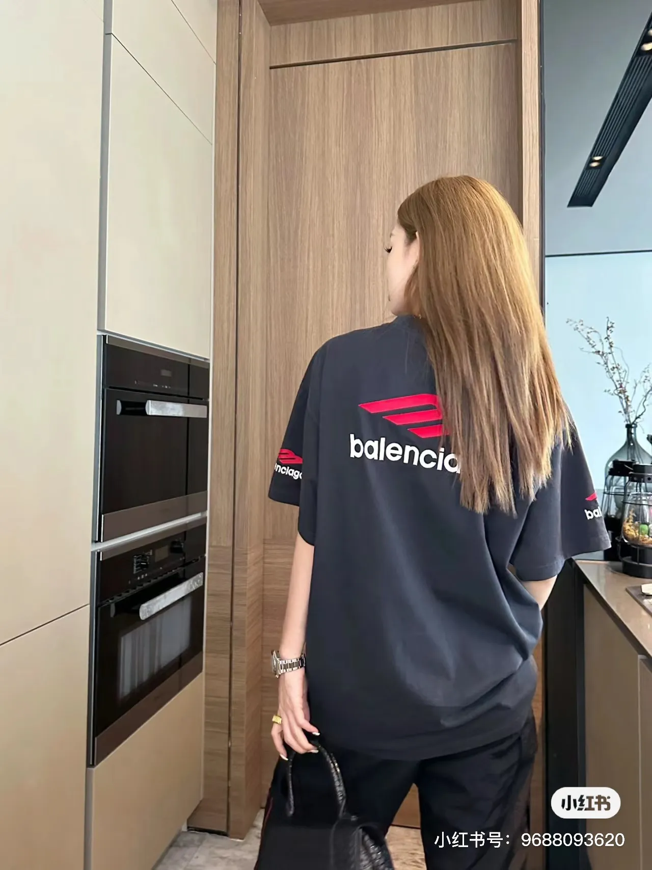 ♻️💯Reference model picture for the upper body❤️[Updated] Top tested version - BALENCIAGA - Balenciaga's new 3B big M fully embroidered T-shirt on the front and back. The front and back arms are made of imported Tajima machine heavy industry embroidery 12W needle and thread. Fine embroidery. The effect is three-dimensional. The lines are clear. No rough edges. Ultra-high craft embroidery. The fullness is very high. The concave and convex texture is obvious. The fabric is custom-woven and dyed. The thread has zero color difference. Perfect 1:1 Difference in market currency All original development pay attention to detailed pictures to avoid mixed distribution of stolen pictures ✅Correct 280g custom-woven and dyed double-yarn pure cotton fabrics. Custom-dyed threads have no color difference. ✅Correct imported material printing. Conley machine white ink direct injection process. Letters are clear and three-dimensional. Strong and do not fall off. ✅Overweight process. The original version is the same. Differentiate market currency. Here I will explain why I am a little more expensive than others, 1. It seems to be a simple printing or embroidery, but it is not simple at all. 10000% imported machine restoration It’s not just words. You are welcome to compare with peers. 2. Each model is produced by the company, and the details of workmanship and fabrics are consistent with the original ones. It is guaranteed that there will be no color difference with the counters. Reproduction is not scary. Whoever fakes it will be embarrassed. It’s not shameful to make a replica, it’s shameful if you can’t buy the correct version if you make a replica. 3. Note that the threaded collars are all original collars of certain countries and regions, with high wrapping. The width of the neckline and cabinets are accurate to the millimeter. Thick necklines are not easy to deform. The collars of high-end products are all restored cabinets. They are different from the big collars in the world. Ordinary garbage short-sleeves are printed with a print. The clavicle of the upper body is exposed. Please be patient. Customers who have bought genuine products or have seen genuine products will come back to place orders again. This is quality. This is quality. 4. Different styles of washed wheat main wheat, including imported wheat, have different colors and codes. Really restore the counter. As we all know, Balenciaga's collar labels in each quarter have different English or different colors. This distinguishes the fast food products with the same main wheat washed wheat. 5. Pay attention to the workmanship. The stitching at the neckline has no folds, smooth and natural without overlapping lines. Really restore this. This is something that many people cannot do. 6. The fabric is made of 280g Paris-specific double yarn. No one can make better fabrics than my family. It’s really incomparable with the ordinary version on the market. Respect it. It’s genuine and costs several thousand yuan. Don’t buy street stalls. Quality 7. The workmanship is fully restored. The packaging is fully restored. The cost is huge. 8. I guarantee here that this is the highest quality you can find. Color: White Black Size: xs s m l P: 290