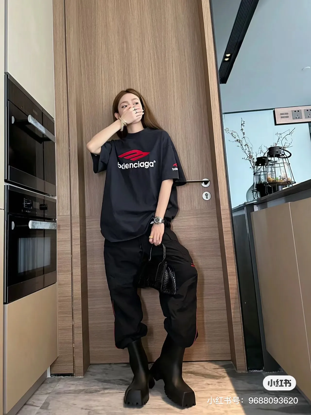 ♻️💯Reference model picture for the upper body❤️[Updated] Top tested version - BALENCIAGA - Balenciaga's new 3B big M fully embroidered T-shirt on the front and back. The front and back arms are made of imported Tajima machine heavy industry embroidery 12W needle and thread. Fine embroidery. The effect is three-dimensional. The lines are clear. No rough edges. Ultra-high craft embroidery. The fullness is very high. The concave and convex texture is obvious. The fabric is custom-woven and dyed. The thread has zero color difference. Perfect 1:1 Difference in market currency All original development pay attention to detailed pictures to avoid mixed distribution of stolen pictures ✅Correct 280g custom-woven and dyed double-yarn pure cotton fabrics. Custom-dyed threads have no color difference. ✅Correct imported material printing. Conley machine white ink direct injection process. Letters are clear and three-dimensional. Strong and do not fall off. ✅Overweight process. The original version is the same. Differentiate market currency. Here I will explain why I am a little more expensive than others, 1. It seems to be a simple printing or embroidery, but it is not simple at all. 10000% imported machine restoration It’s not just words. You are welcome to compare with peers. 2. Each model is produced by the company, and the details of workmanship and fabrics are consistent with the original ones. It is guaranteed that there will be no color difference with the counters. Reproduction is not scary. Whoever fakes it will be embarrassed. It’s not shameful to make a replica, it’s shameful if you can’t buy the correct version if you make a replica. 3. Note that the threaded collars are all original collars of certain countries and regions, with high wrapping. The width of the neckline and cabinets are accurate to the millimeter. Thick necklines are not easy to deform. The collars of high-end products are all restored cabinets. They are different from the big collars in the world. Ordinary garbage short-sleeves are printed with a print. The clavicle of the upper body is exposed. Please be patient. Customers who have bought genuine products or have seen genuine products will come back to place orders again. This is quality. This is quality. 4. Different styles of washed wheat main wheat, including imported wheat, have different colors and codes. Really restore the counter. As we all know, Balenciaga's collar labels in each quarter have different English or different colors. This distinguishes the fast food products with the same main wheat washed wheat. 5. Pay attention to the workmanship. The stitching at the neckline has no folds, smooth and natural without overlapping lines. Really restore this. This is something that many people cannot do. 6. The fabric is made of 280g Paris-specific double yarn. No one can make better fabrics than my family. It’s really incomparable with the ordinary version on the market. Respect it. It’s genuine and costs several thousand yuan. Don’t buy street stalls. Quality 7. The workmanship is fully restored. The packaging is fully restored. The cost is huge. 8. I guarantee here that this is the highest quality you can find. Color: White Black Size: xs s m l P: 290