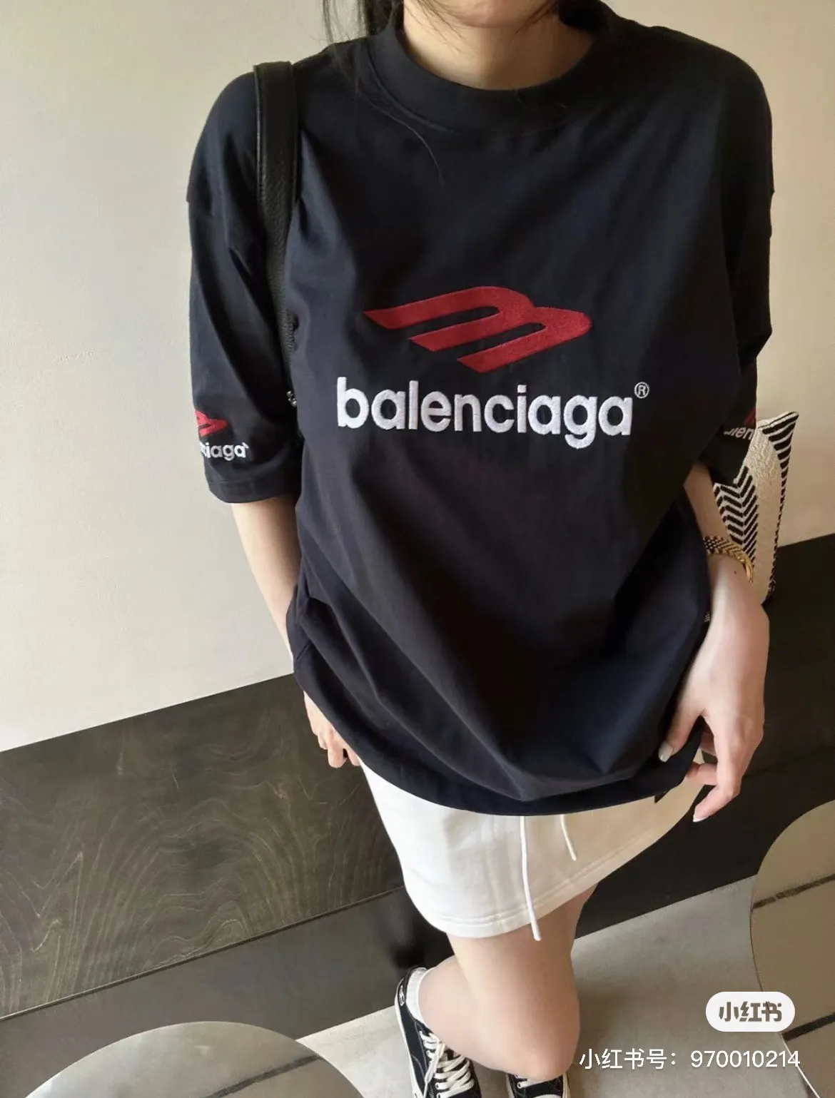 ♻️💯Reference model picture for the upper body❤️[Updated] Top tested version - BALENCIAGA - Balenciaga's new 3B big M fully embroidered T-shirt on the front and back. The front and back arms are made of imported Tajima machine heavy industry embroidery 12W needle and thread. Fine embroidery. The effect is three-dimensional. The lines are clear. No rough edges. Ultra-high craft embroidery. The fullness is very high. The concave and convex texture is obvious. The fabric is custom-woven and dyed. The thread has zero color difference. Perfect 1:1 Difference in market currency All original development pay attention to detailed pictures to avoid mixed distribution of stolen pictures ✅Correct 280g custom-woven and dyed double-yarn pure cotton fabrics. Custom-dyed threads have no color difference. ✅Correct imported material printing. Conley machine white ink direct injection process. Letters are clear and three-dimensional. Strong and do not fall off. ✅Overweight process. The original version is the same. Differentiate market currency. Here I will explain why I am a little more expensive than others, 1. It seems to be a simple printing or embroidery, but it is not simple at all. 10000% imported machine restoration It’s not just words. You are welcome to compare with peers. 2. Each model is produced by the company, and the details of workmanship and fabrics are consistent with the original ones. It is guaranteed that there will be no color difference with the counters. Reproduction is not scary. Whoever fakes it will be embarrassed. It’s not shameful to make a replica, it’s shameful if you can’t buy the correct version if you make a replica. 3. Note that the threaded collars are all original collars of certain countries and regions, with high wrapping. The width of the neckline and cabinets are accurate to the millimeter. Thick necklines are not easy to deform. The collars of high-end products are all restored cabinets. They are different from the big collars in the world. Ordinary garbage short-sleeves are printed with a print. The clavicle of the upper body is exposed. Please be patient. Customers who have bought genuine products or have seen genuine products will come back to place orders again. This is quality. This is quality. 4. Different styles of washed wheat main wheat, including imported wheat, have different colors and codes. Really restore the counter. As we all know, Balenciaga's collar labels in each quarter have different English or different colors. This distinguishes the fast food products with the same main wheat washed wheat. 5. Pay attention to the workmanship. The stitching at the neckline has no folds, smooth and natural without overlapping lines. Really restore this. This is something that many people cannot do. 6. The fabric is made of 280g Paris-specific double yarn. No one can make better fabrics than my family. It’s really incomparable with the ordinary version on the market. Respect it. It’s genuine and costs several thousand yuan. Don’t buy street stalls. Quality 7. The workmanship is fully restored. The packaging is fully restored. The cost is huge. 8. I guarantee here that this is the highest quality you can find. Color: White Black Size: xs s m l P: 290