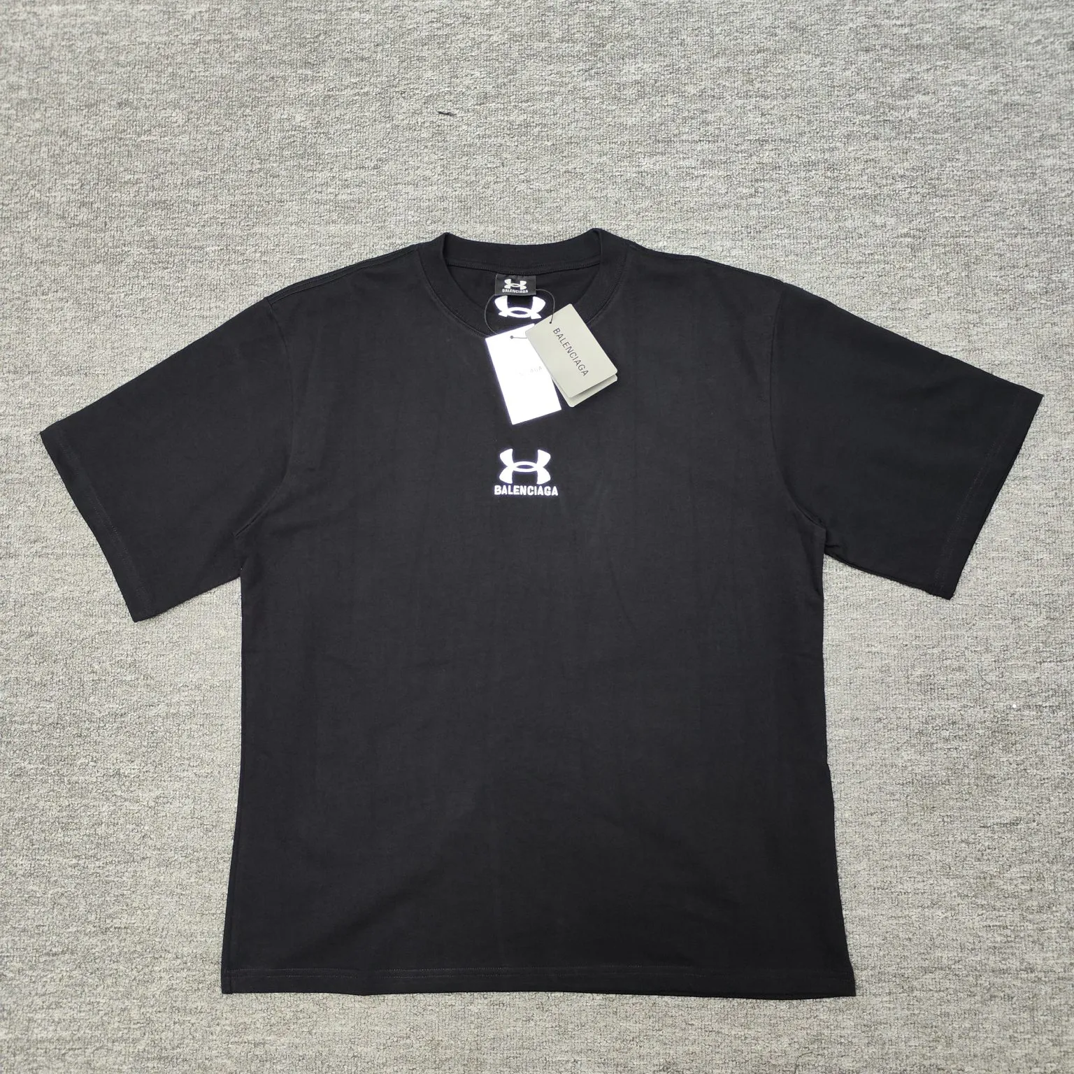 [New] Top version - BALENCIAGAxUnder Armor blcg xua cross-border joint embroidery short-sleeved T-shirt. Original development of custom-woven fabric technology, washing and water treatment. High gram weight 300g fabric, full texture, clean cloth, soft and comfortable. Solona thread custom dyeing without color difference The fabric is made of custom-woven and dyed combed cotton. It has been processed by custom-woven and dyed, dust-free singeing and facial hair-feeding processes to ensure softness, comfort and non-deformation. The letter design is scanned by a computer to ensure that the front and rear widths are consistent, and then imported Behringer machines are used for precision embroidery. The small letters are three-dimensional and clear, with no traces of connections. os dropped shoulders, loose version, same style for men and women. Color: black Size: XS-L P:270