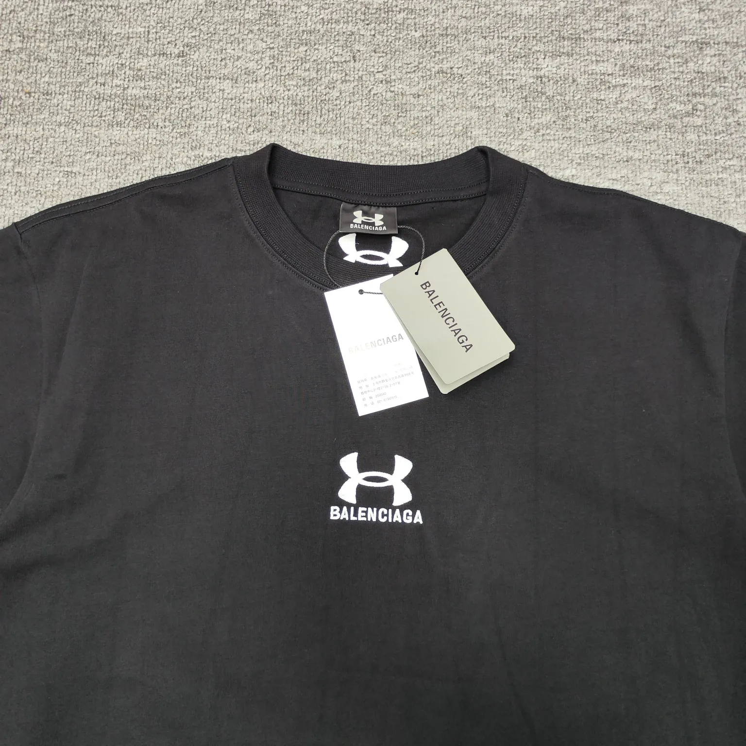 [New] Top version - BALENCIAGAxUnder Armor blcg xua cross-border joint embroidery short-sleeved T-shirt. Original development of custom-woven fabric technology, washing and water treatment. High gram weight 300g fabric, full texture, clean cloth, soft and comfortable. Solona thread custom dyeing without color difference The fabric is made of custom-woven and dyed combed cotton. It has been processed by custom-woven and dyed, dust-free singeing and facial hair-feeding processes to ensure softness, comfort and non-deformation. The letter design is scanned by a computer to ensure that the front and rear widths are consistent, and then imported Behringer machines are used for precision embroidery. The small letters are three-dimensional and clear, with no traces of connections. os dropped shoulders, loose version, same style for men and women. Color: black Size: XS-L P:270