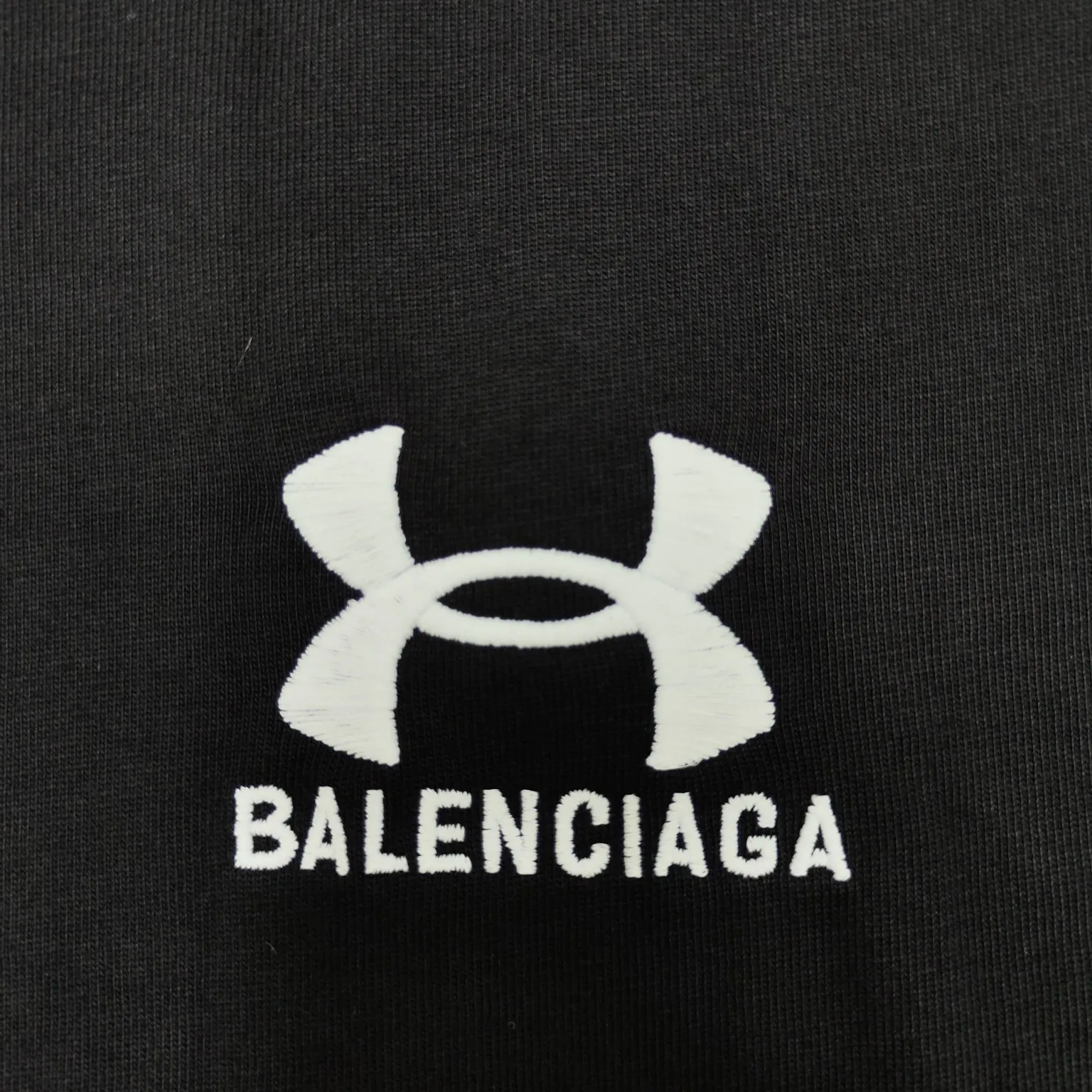 [New] Top version - BALENCIAGAxUnder Armor blcg xua cross-border joint embroidery short-sleeved T-shirt. Original development of custom-woven fabric technology, washing and water treatment. High gram weight 300g fabric, full texture, clean cloth, soft and comfortable. Solona thread custom dyeing without color difference The fabric is made of custom-woven and dyed combed cotton. It has been processed by custom-woven and dyed, dust-free singeing and facial hair-feeding processes to ensure softness, comfort and non-deformation. The letter design is scanned by a computer to ensure that the front and rear widths are consistent, and then imported Behringer machines are used for precision embroidery. The small letters are three-dimensional and clear, with no traces of connections. os dropped shoulders, loose version, same style for men and women. Color: black Size: XS-L P:270