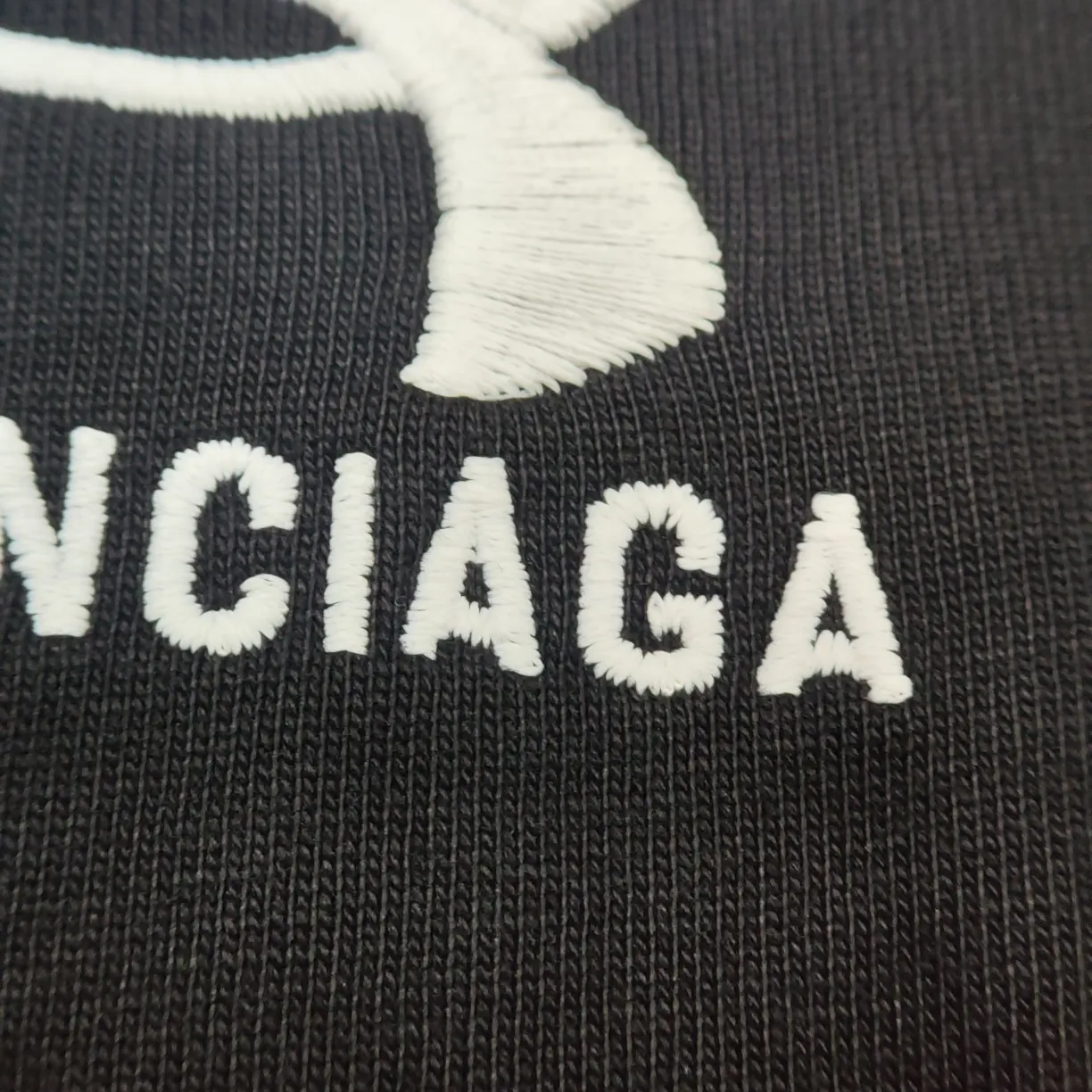 [New] Top version - BALENCIAGAxUnder Armor blcg xua cross-border joint embroidery short-sleeved T-shirt. Original development of custom-woven fabric technology, washing and water treatment. High gram weight 300g fabric, full texture, clean cloth, soft and comfortable. Solona thread custom dyeing without color difference The fabric is made of custom-woven and dyed combed cotton. It has been processed by custom-woven and dyed, dust-free singeing and facial hair-feeding processes to ensure softness, comfort and non-deformation. The letter design is scanned by a computer to ensure that the front and rear widths are consistent, and then imported Behringer machines are used for precision embroidery. The small letters are three-dimensional and clear, with no traces of connections. os dropped shoulders, loose version, same style for men and women. Color: black Size: XS-L P:270