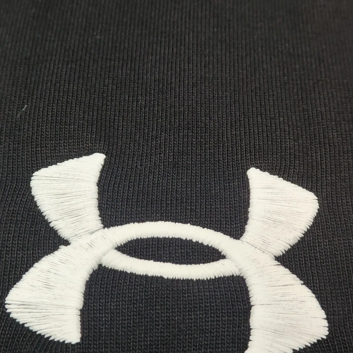 [New] Top version - BALENCIAGAxUnder Armor blcg xua cross-border joint embroidery short-sleeved T-shirt. Original development of custom-woven fabric technology, washing and water treatment. High gram weight 300g fabric, full texture, clean cloth, soft and comfortable. Solona thread custom dyeing without color difference The fabric is made of custom-woven and dyed combed cotton. It has been processed by custom-woven and dyed, dust-free singeing and facial hair-feeding processes to ensure softness, comfort and non-deformation. The letter design is scanned by a computer to ensure that the front and rear widths are consistent, and then imported Behringer machines are used for precision embroidery. The small letters are three-dimensional and clear, with no traces of connections. os dropped shoulders, loose version, same style for men and women. Color: black Size: XS-L P:270