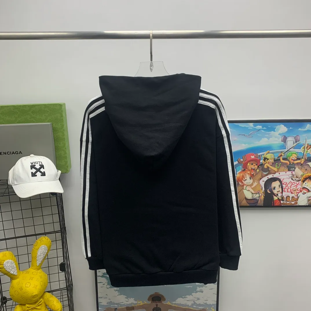 The top tested version of BALENCIAGA/Paris co-branded Adidas three-leaf clover LOGO embroidered hooded sweatshirt. The fabric is made of Paris ZP custom-woven and dyed cotton terry fabric. Weighing 450 grams, the cloth surface is clean. The cloth pattern is clear, soft and comfortable. The threads are dyed with no color difference. The classic pattern embroidery uses imported embroidery, and the letters are clear, three-dimensional and without rough edges. Custom-woven two-way zipper hardware, the upper zipper is BALENCIAGA, the lower zipper is Adidas, with electroplating effect! The sense of high-end is straight away! Comparisons welcome. The version adopts OS loose shoulder design. Same style for men and women. Color: Black Size: XS-L P:410