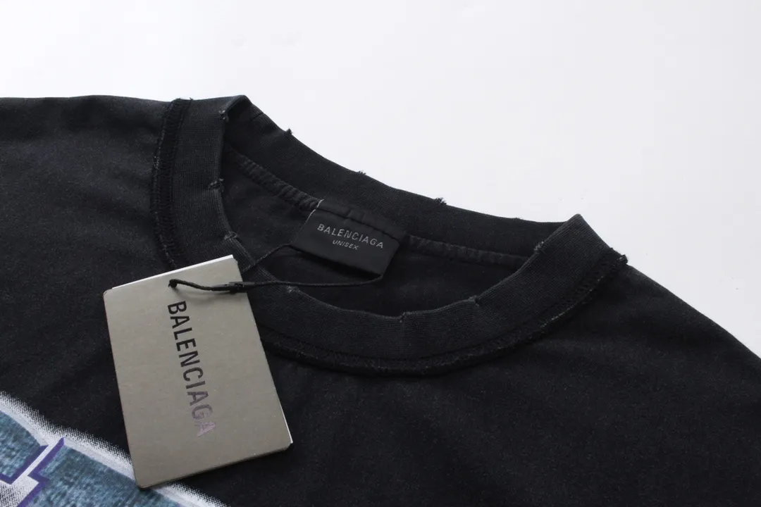 🅿️200 Detailed pictures [Top version. Official website quality] BALENCI*GA/Paris. 2024. SEENOWBUYNOW new style. Large LOGO on the front, back, left and right sleeves, direct-printed washable T-shirt, using reverse bottom method, brick cabinet synchronization. Genuine product developed at the first time, welcome to compare! The fabric is made of Paris ZP custom-woven and dyed cotton double yarn. Weighing 260 grams, the cloth surface is clean. The cloth pattern is clear, soft and comfortable. The threads are dyed with no color difference. The classic LOGO is printed using imported machine-made white ink direct printing. The letters are clear and the effect is three-dimensional. Restore the brick cabinet. Different market currency, welcome to compare, the version adopts OS loose shoulder version. Same style for men and women Coding: BL223353 Color: Washed black Size: XS to L