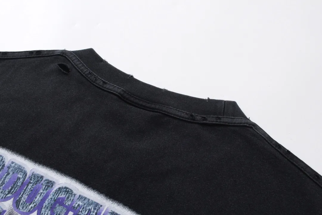 🅿️200 Detailed pictures [Top version. Official website quality] BALENCI*GA/Paris. 2024. SEENOWBUYNOW new style. Large LOGO on the front, back, left and right sleeves, direct-printed washable T-shirt, using reverse bottom method, brick cabinet synchronization. Genuine product developed at the first time, welcome to compare! The fabric is made of Paris ZP custom-woven and dyed cotton double yarn. Weighing 260 grams, the cloth surface is clean. The cloth pattern is clear, soft and comfortable. The threads are dyed with no color difference. The classic LOGO is printed using imported machine-made white ink direct printing. The letters are clear and the effect is three-dimensional. Restore the brick cabinet. Different market currency, welcome to compare, the version adopts OS loose shoulder version. Same style for men and women Coding: BL223353 Color: Washed black Size: XS to L
