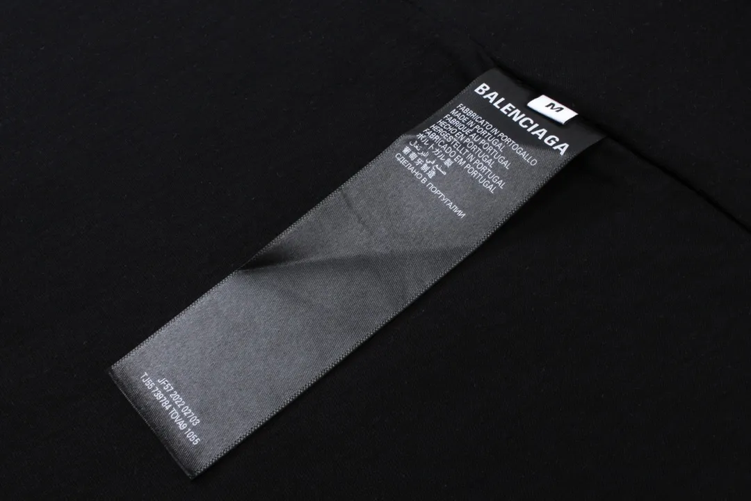 🅿️200 Detailed pictures [Top version. Official website quality] BALENCI*GA/Paris. 2024. SEENOWBUYNOW new style. Large LOGO on the front, back, left and right sleeves, direct-printed washable T-shirt, using reverse bottom method, brick cabinet synchronization. Genuine product developed at the first time, welcome to compare! The fabric is made of Paris ZP custom-woven and dyed cotton double yarn. Weighing 260 grams, the cloth surface is clean. The cloth pattern is clear, soft and comfortable. The threads are dyed with no color difference. The classic LOGO is printed using imported machine-made white ink direct printing. The letters are clear and the effect is three-dimensional. Restore the brick cabinet. Different market currency, welcome to compare, the version adopts OS loose shoulder version. Same style for men and women Coding: BL223353 Color: Washed black Size: XS to L