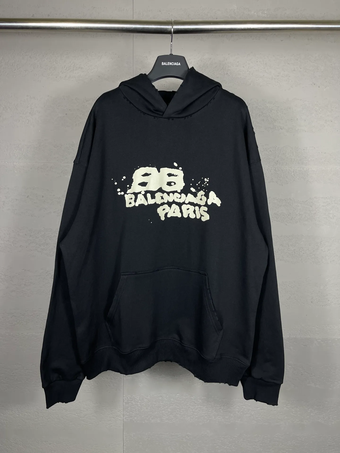 🅿️300 real photos [Top version. Official website quality] BALENCI*GA/Paris BALENCI*GA#BB hand-painted graffiti long-sleeved hooded sweatshirt. 2023 autumn and winter new products. Brick cabinet synchronization. The fabric is made of Paris ZP custom-woven and dyed cotton double yarn David sweater. The weight is 450 grams, the cloth surface is clean. The cloth texture is clear. Soft and comfortable. Good color fastness. Not easy to change color. The threads are woven and dyed with no color difference. The printing uses a round machine hand-painted effect. No burrs. The color follows the original board. The whole piece of clothing is hand-made and worn. The brick cabinet is restored. The version adopts the OS loose shoulder style. Same style for men and women. Coding: BL238018 Color: black, white, gray blue, pink Size: XS S M L