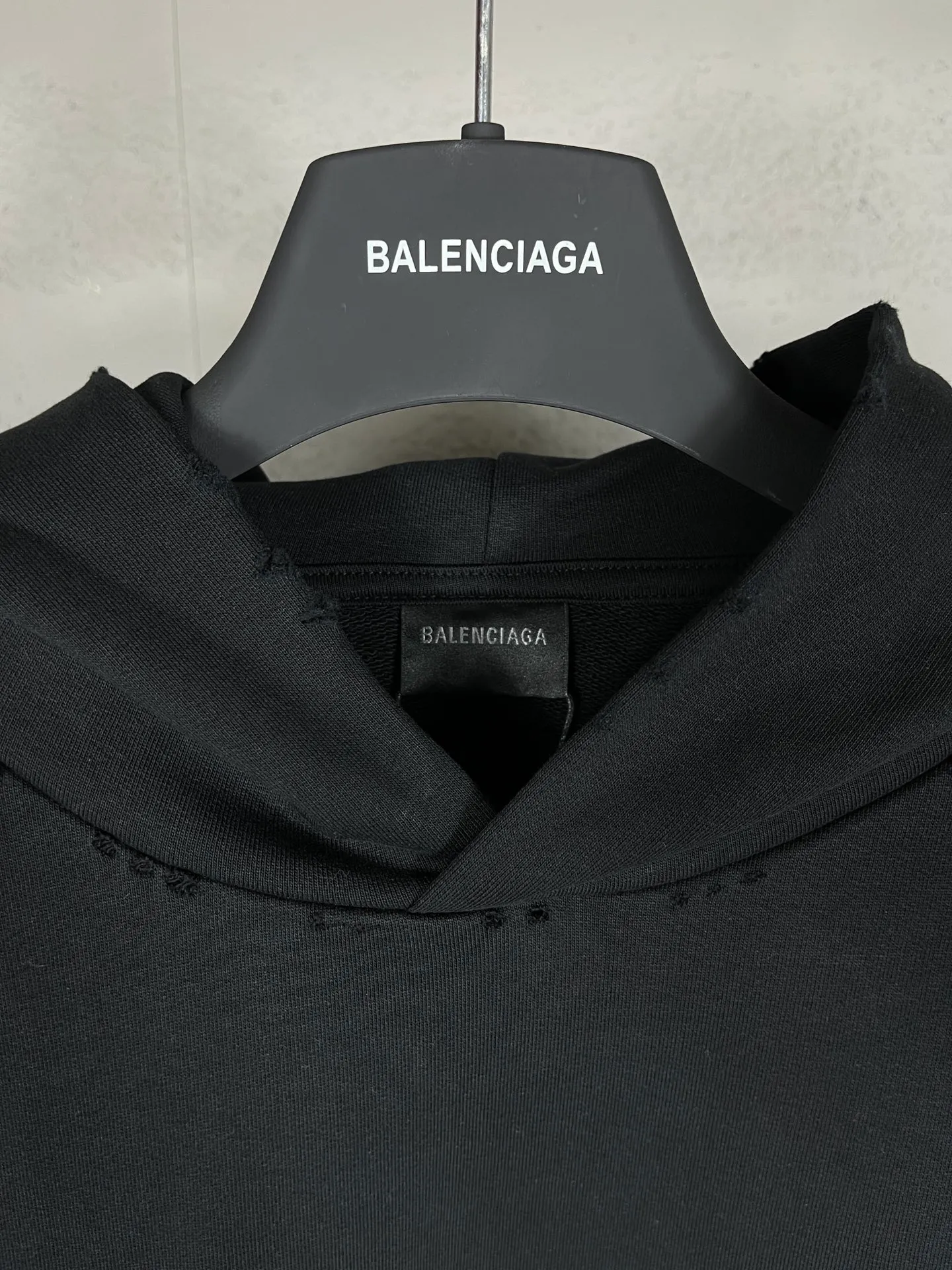🅿️300 real photos [Top version. Official website quality] BALENCI*GA/Paris BALENCI*GA#BB hand-painted graffiti long-sleeved hooded sweatshirt. 2023 autumn and winter new products. Brick cabinet synchronization. The fabric is made of Paris ZP custom-woven and dyed cotton double yarn David sweater. The weight is 450 grams, the cloth surface is clean. The cloth texture is clear. Soft and comfortable. Good color fastness. Not easy to change color. The threads are woven and dyed with no color difference. The printing uses a round machine hand-painted effect. No burrs. The color follows the original board. The whole piece of clothing is hand-made and worn. The brick cabinet is restored. The version adopts the OS loose shoulder style. Same style for men and women. Coding: BL238018 Color: black, white, gray blue, pink Size: XS S M L