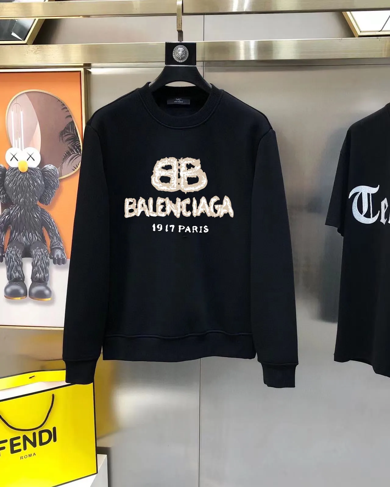🅿️380 direct batch [BALENCIAGA] (Fat Man’s Gospel) hot-selling suit is coming. Focus on the original version of the official website. 2025 new hot-selling sweatshirt suit. The original order is the best. 🇭🇰The meticulous work of top designers. Just for a fitting and perfect upper body effect. 100% natural high-quality Roman cotton, close-fitting comfort, noble and elegant! Original hardware embodies elegance and nobility! Counter size: M-5XL (maximum wear up to 220 pounds)