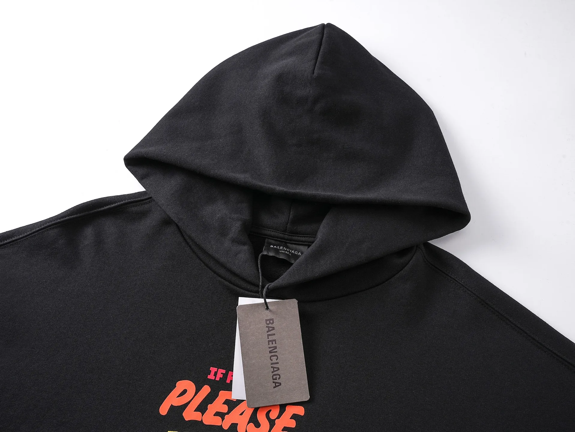 🅿️330 real photos [Top version. Official website quality] BALENCI*GA/Paris.SS25 latest color printed + embroidered hooded sweatshirt. The front embroidery is embroidered with Tajima computer embroidery machine and imported rubber paddle printing, and the brick cabinet is synchronized. It is developed at the first time and the fabric is made of Paris ZP custom-woven and dyed cotton sweatshirt. Weight 460 grams. The cloth surface is clean. The cloth pattern is clear, soft and comfortable. The threads are dyed with no color difference. The printing uses environmentally friendly imported materials, the letters are clear and the effect is three-dimensional. The version adopts OS loose shoulder design. Same style for men and women. Code: BL259953 Color: Black Size: XS S M L