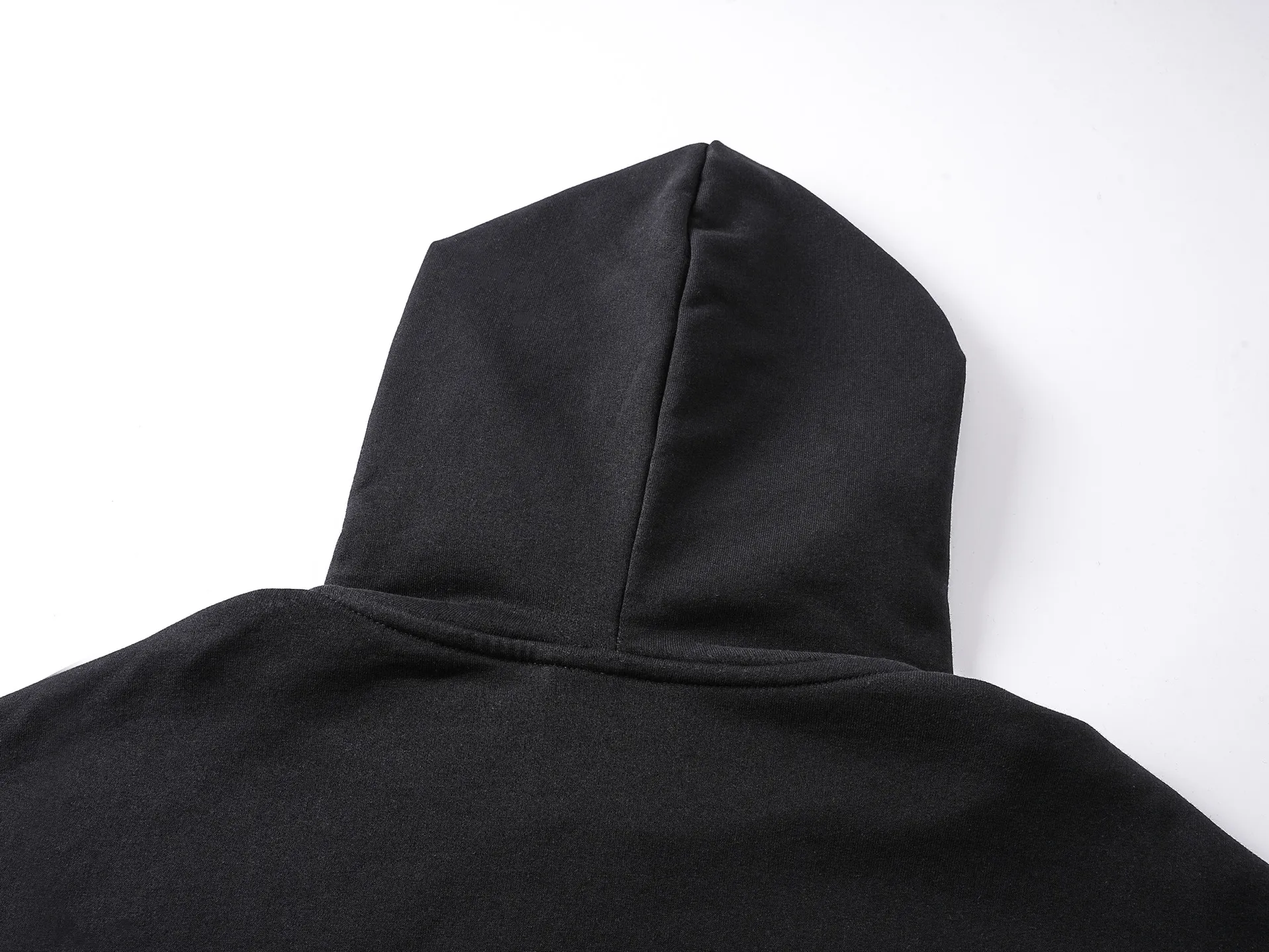 🅿️330 real photos [Top version. Official website quality] BALENCI*GA/Paris.SS25 latest color printed + embroidered hooded sweatshirt. The front embroidery is embroidered with Tajima computer embroidery machine and imported rubber paddle printing, and the brick cabinet is synchronized. It is developed at the first time and the fabric is made of Paris ZP custom-woven and dyed cotton sweatshirt. Weight 460 grams. The cloth surface is clean. The cloth pattern is clear, soft and comfortable. The threads are dyed with no color difference. The printing uses environmentally friendly imported materials, the letters are clear and the effect is three-dimensional. The version adopts OS loose shoulder design. Same style for men and women. Code: BL259953 Color: Black Size: XS S M L