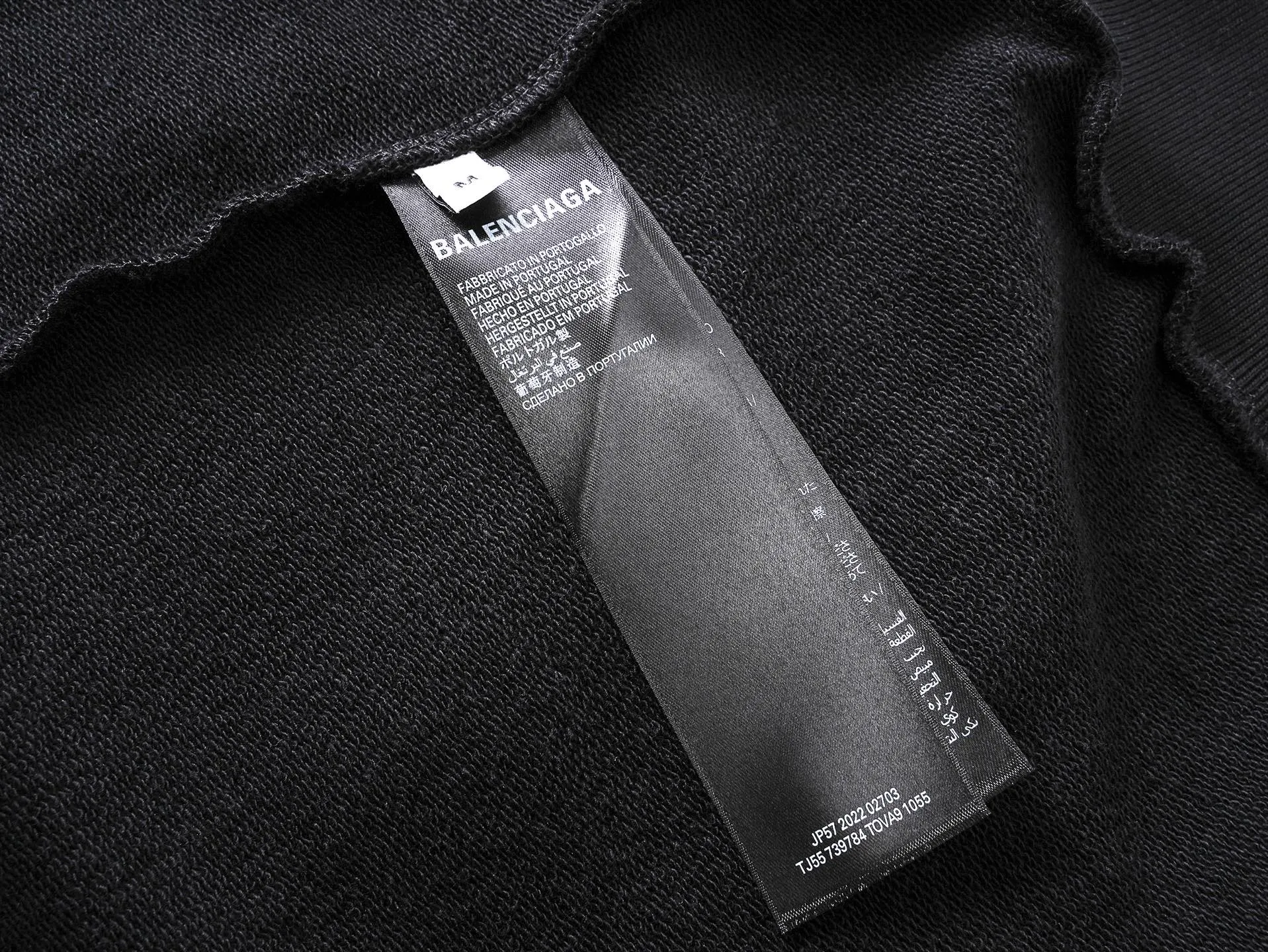 🅿️330 real photos [Top version. Official website quality] BALENCI*GA/Paris.SS25 latest color printed + embroidered hooded sweatshirt. The front embroidery is embroidered with Tajima computer embroidery machine and imported rubber paddle printing, and the brick cabinet is synchronized. It is developed at the first time and the fabric is made of Paris ZP custom-woven and dyed cotton sweatshirt. Weight 460 grams. The cloth surface is clean. The cloth pattern is clear, soft and comfortable. The threads are dyed with no color difference. The printing uses environmentally friendly imported materials, the letters are clear and the effect is three-dimensional. The version adopts OS loose shoulder design. Same style for men and women. Code: BL259953 Color: Black Size: XS S M L