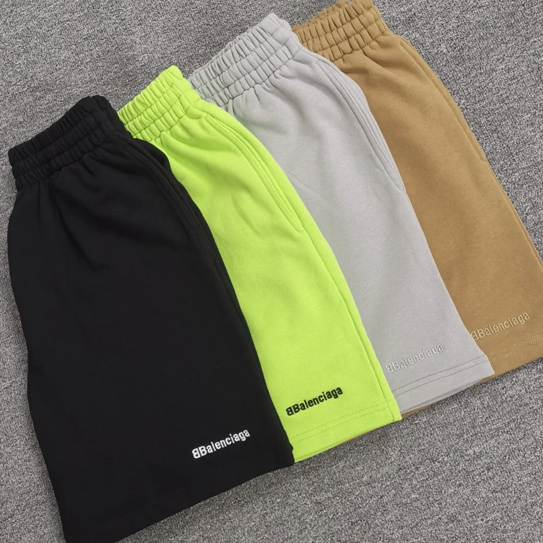 The top tested version of BALENCIAGA basic embroidered cotton loose shorts for men and women, the same trendy brand shorts for men and women. Fabric: Customized fish scale terry cotton fabric 440 grams, super heavy, ready-to-wear washable, soft and comfortable to the touch. Printing: Japanese Tajima embroidery technology is used, the embroidery is accurate, the printing is meticulous and full, and there is no thread skipping. Accessories: Complete set of customized BLCG accessories Color: Fluorescent green black gray dark khaki Size: XS-L P:310