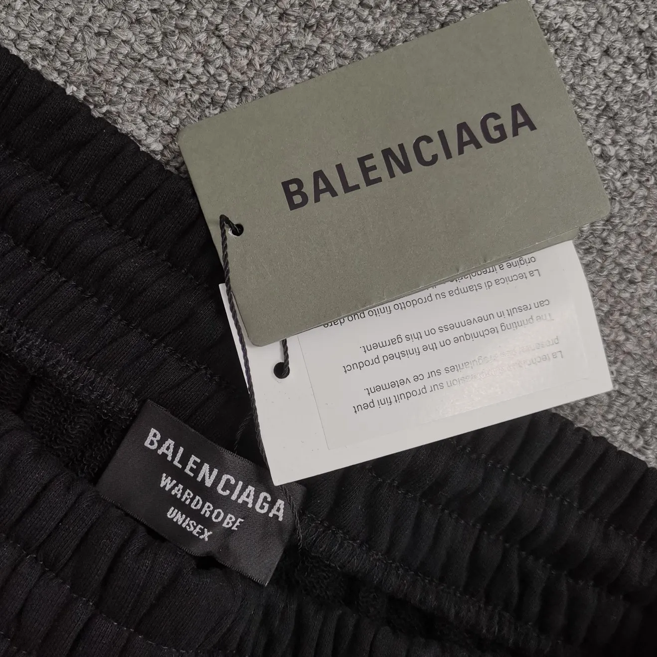 The top tested version of BALENCIAGA basic embroidered cotton loose shorts for men and women, the same trendy brand shorts for men and women. Fabric: Customized fish scale terry cotton fabric 440 grams, super heavy, ready-to-wear washable, soft and comfortable to the touch. Printing: Japanese Tajima embroidery technology is used, the embroidery is accurate, the printing is meticulous and full, and there is no thread skipping. Accessories: Complete set of customized BLCG accessories Color: Fluorescent green black gray dark khaki Size: XS-L P:310