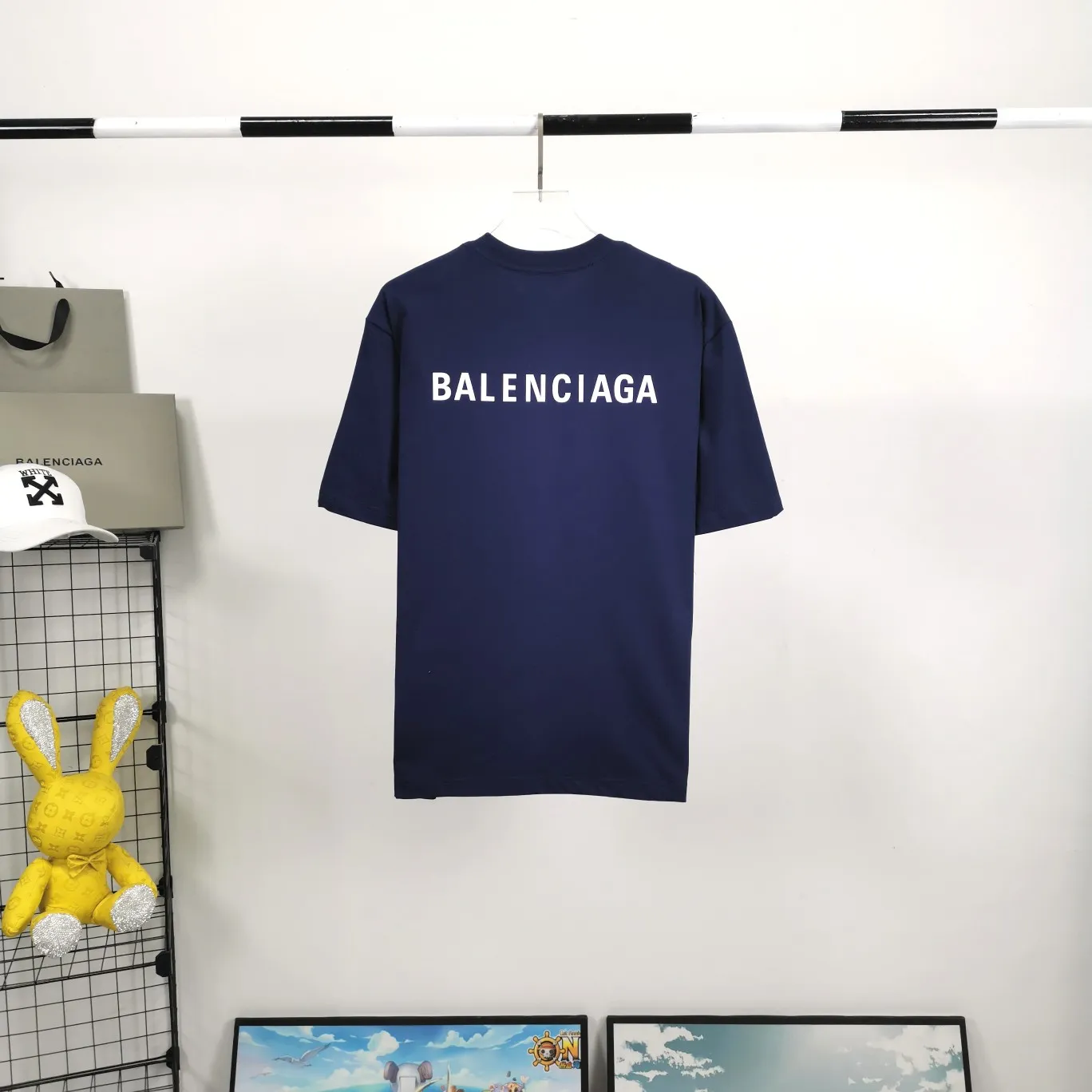 The top tested version of BALENCIAGA with large LOGO basic letters on the back, pure cotton loose fit for male and female couples, the same fashion brand high-end short-sleeved T-shirt. The god of simplicity in Paris, a volume sought after by many stars. Lisa’s favorite basic short-sleeved Paris style, which has a very high appearance rate. Wear alone, paired with jeans, shorts, and sweatpants, it's a versatile style. Xiaohongshu, a hot item on INS, a must-have for Paris fans.  The printing uses white glue as a base, coupled with Kornit direct injection, which ensures the anchorage of the printing and machine washing without any pressure. However, everyone should pay attention to something. The printing of this model is not thick glue, and the printing surface is not shiny. Please pay attention to the importance of version. Don't make a pattern based on the pictures. If you don't have the original version, you won't be able to make it look one to one like the original version. At most, you can just make a look. It's just a piece of clothing without a soul. The fabric is made of 24S 260g double yarn pure cotton fabric. The threads and fabric are custom woven and dyed in the same style, without color difference.  A complete set of customized tags, collar tags, washed, plastic bags, and most importantly, a complete set of bags, tag codes, and codes are all authentic.  Color: White, Black, Royal Blue, Apricot, Floral Gray, Pink Size: XS-L P:240