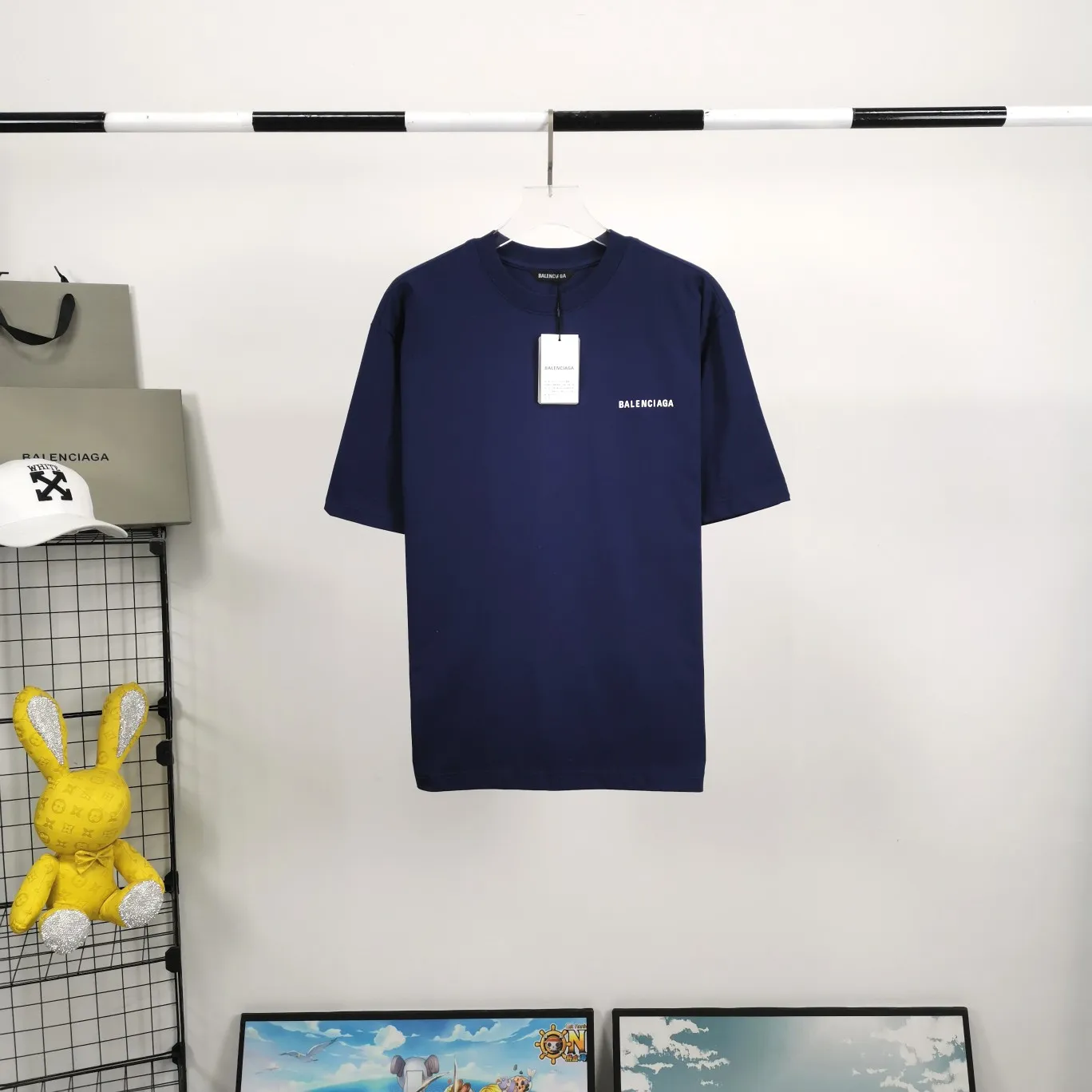 The top tested version of BALENCIAGA with large LOGO basic letters on the back, pure cotton loose fit for male and female couples, the same fashion brand high-end short-sleeved T-shirt. The god of simplicity in Paris, a volume sought after by many stars. Lisa’s favorite basic short-sleeved Paris style, which has a very high appearance rate. Wear alone, paired with jeans, shorts, and sweatpants, it's a versatile style. Xiaohongshu, a hot item on INS, a must-have for Paris fans.  The printing uses white glue as a base, coupled with Kornit direct injection, which ensures the anchorage of the printing and machine washing without any pressure. However, everyone should pay attention to something. The printing of this model is not thick glue, and the printing surface is not shiny. Please pay attention to the importance of version. Don't make a pattern based on the pictures. If you don't have the original version, you won't be able to make it look one to one like the original version. At most, you can just make a look. It's just a piece of clothing without a soul. The fabric is made of 24S 260g double yarn pure cotton fabric. The threads and fabric are custom woven and dyed in the same style, without color difference.  A complete set of customized tags, collar tags, washed, plastic bags, and most importantly, a complete set of bags, tag codes, and codes are all authentic.  Color: White, Black, Royal Blue, Apricot, Floral Gray, Pink Size: XS-L P:240
