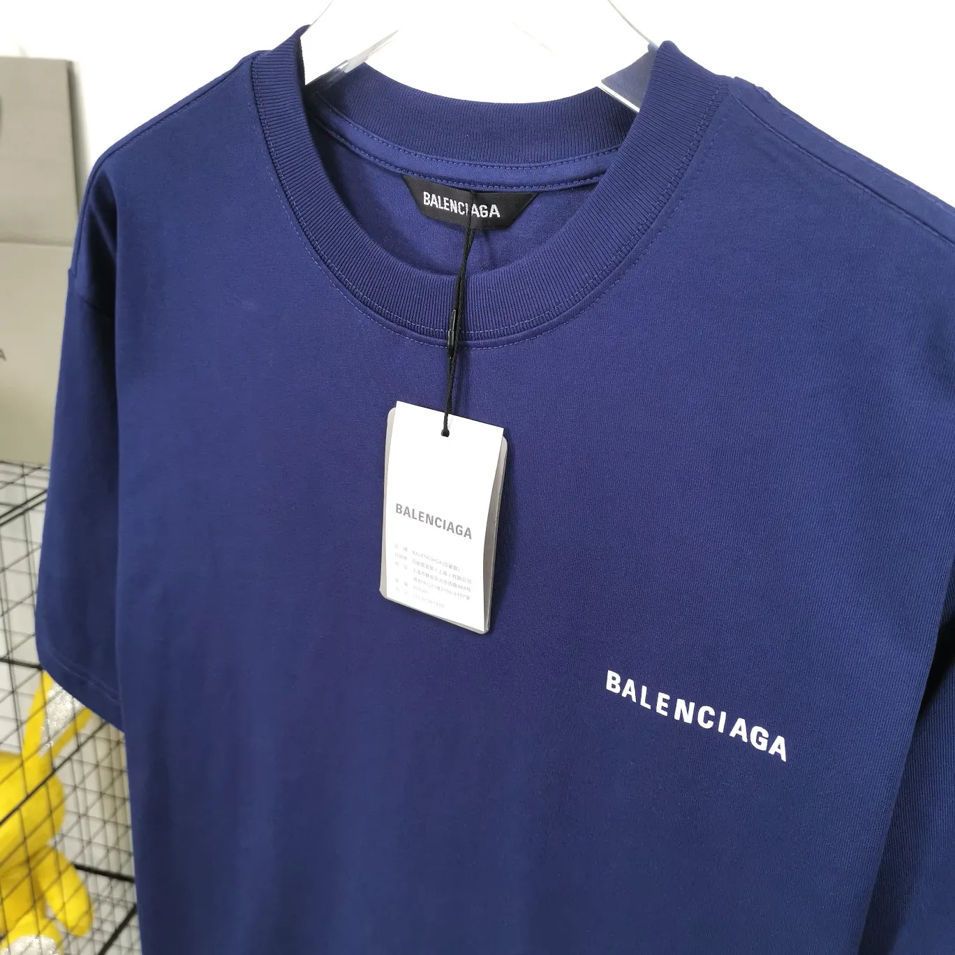 The top tested version of BALENCIAGA with large LOGO basic letters on the back, pure cotton loose fit for male and female couples, the same fashion brand high-end short-sleeved T-shirt. The god of simplicity in Paris, a volume sought after by many stars. Lisa’s favorite basic short-sleeved Paris style, which has a very high appearance rate. Wear alone, paired with jeans, shorts, and sweatpants, it's a versatile style. Xiaohongshu, a hot item on INS, a must-have for Paris fans.  The printing uses white glue as a base, coupled with Kornit direct injection, which ensures the anchorage of the printing and machine washing without any pressure. However, everyone should pay attention to something. The printing of this model is not thick glue, and the printing surface is not shiny. Please pay attention to the importance of version. Don't make a pattern based on the pictures. If you don't have the original version, you won't be able to make it look one to one like the original version. At most, you can just make a look. It's just a piece of clothing without a soul. The fabric is made of 24S 260g double yarn pure cotton fabric. The threads and fabric are custom woven and dyed in the same style, without color difference.  A complete set of customized tags, collar tags, washed, plastic bags, and most importantly, a complete set of bags, tag codes, and codes are all authentic.  Color: White, Black, Royal Blue, Apricot, Floral Gray, Pink Size: XS-L P:240