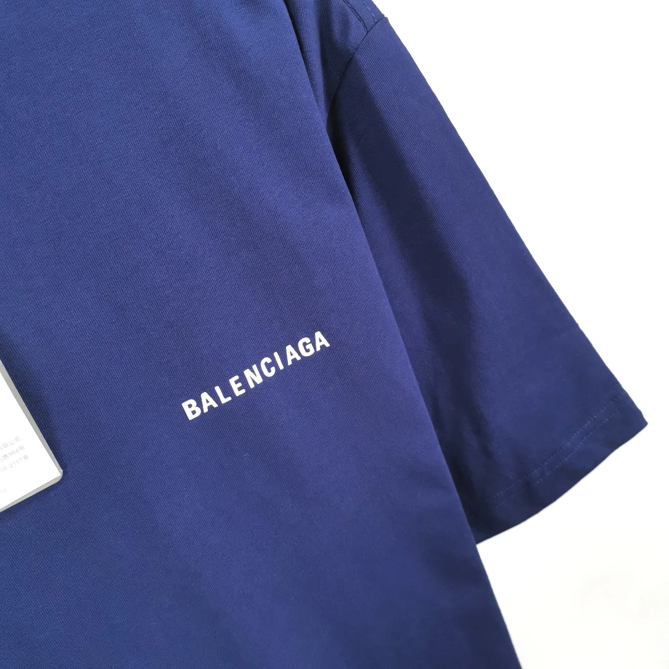 The top tested version of BALENCIAGA with large LOGO basic letters on the back, pure cotton loose fit for male and female couples, the same fashion brand high-end short-sleeved T-shirt. The god of simplicity in Paris, a volume sought after by many stars. Lisa’s favorite basic short-sleeved Paris style, which has a very high appearance rate. Wear alone, paired with jeans, shorts, and sweatpants, it's a versatile style. Xiaohongshu, a hot item on INS, a must-have for Paris fans.  The printing uses white glue as a base, coupled with Kornit direct injection, which ensures the anchorage of the printing and machine washing without any pressure. However, everyone should pay attention to something. The printing of this model is not thick glue, and the printing surface is not shiny. Please pay attention to the importance of version. Don't make a pattern based on the pictures. If you don't have the original version, you won't be able to make it look one to one like the original version. At most, you can just make a look. It's just a piece of clothing without a soul. The fabric is made of 24S 260g double yarn pure cotton fabric. The threads and fabric are custom woven and dyed in the same style, without color difference.  A complete set of customized tags, collar tags, washed, plastic bags, and most importantly, a complete set of bags, tag codes, and codes are all authentic.  Color: White, Black, Royal Blue, Apricot, Floral Gray, Pink Size: XS-L P:240