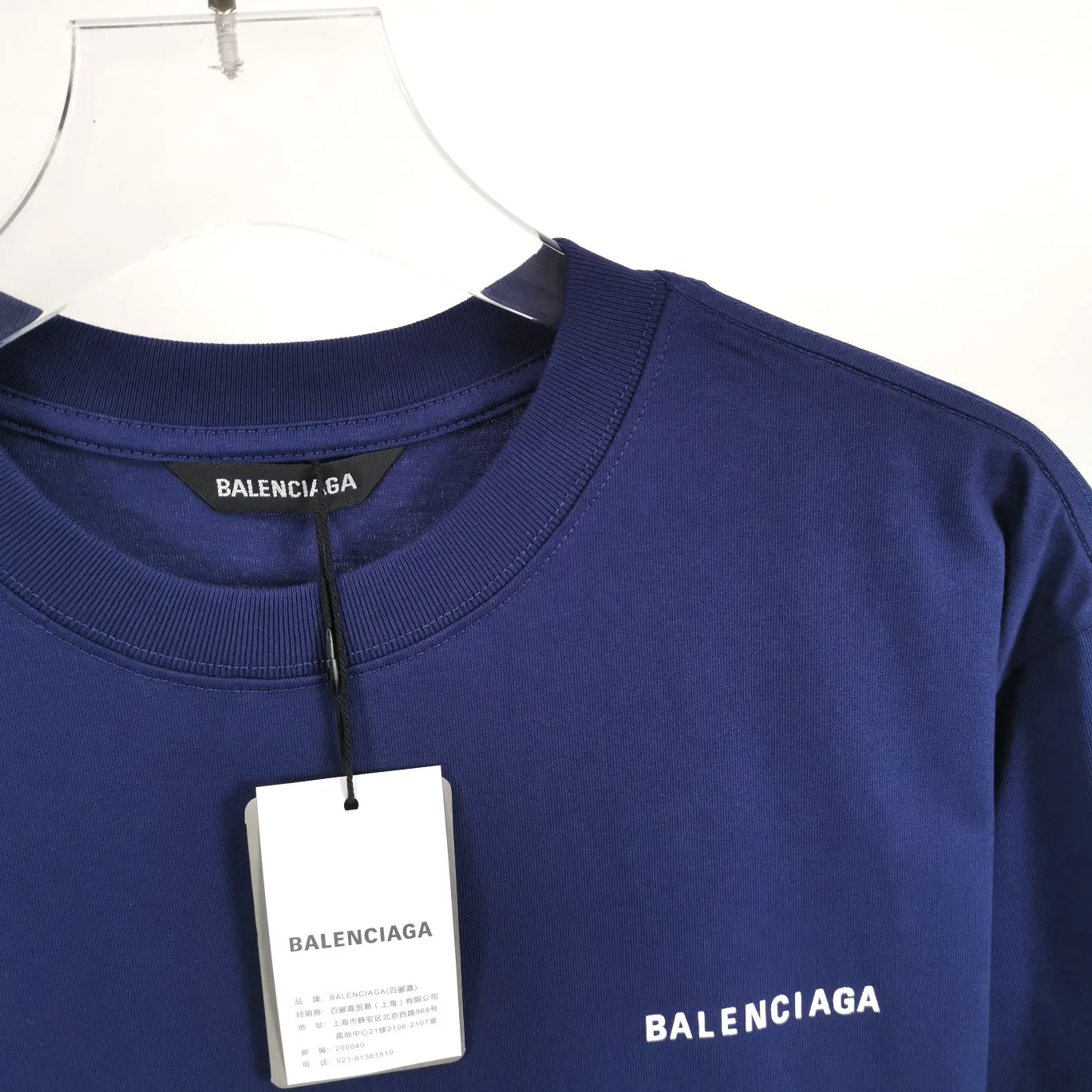 The top tested version of BALENCIAGA with large LOGO basic letters on the back, pure cotton loose fit for male and female couples, the same fashion brand high-end short-sleeved T-shirt. The god of simplicity in Paris, a volume sought after by many stars. Lisa’s favorite basic short-sleeved Paris style, which has a very high appearance rate. Wear alone, paired with jeans, shorts, and sweatpants, it's a versatile style. Xiaohongshu, a hot item on INS, a must-have for Paris fans.  The printing uses white glue as a base, coupled with Kornit direct injection, which ensures the anchorage of the printing and machine washing without any pressure. However, everyone should pay attention to something. The printing of this model is not thick glue, and the printing surface is not shiny. Please pay attention to the importance of version. Don't make a pattern based on the pictures. If you don't have the original version, you won't be able to make it look one to one like the original version. At most, you can just make a look. It's just a piece of clothing without a soul. The fabric is made of 24S 260g double yarn pure cotton fabric. The threads and fabric are custom woven and dyed in the same style, without color difference.  A complete set of customized tags, collar tags, washed, plastic bags, and most importantly, a complete set of bags, tag codes, and codes are all authentic.  Color: White, Black, Royal Blue, Apricot, Floral Gray, Pink Size: XS-L P:240