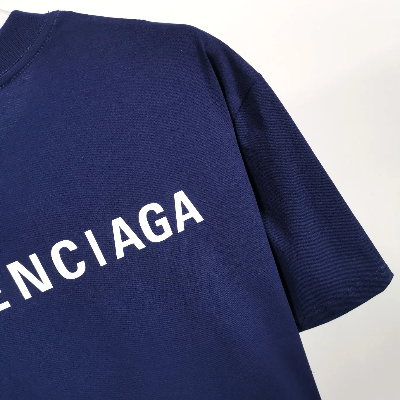 The top tested version of BALENCIAGA with large LOGO basic letters on the back, pure cotton loose fit for male and female couples, the same fashion brand high-end short-sleeved T-shirt. The god of simplicity in Paris, a volume sought after by many stars. Lisa’s favorite basic short-sleeved Paris style, which has a very high appearance rate. Wear alone, paired with jeans, shorts, and sweatpants, it's a versatile style. Xiaohongshu, a hot item on INS, a must-have for Paris fans.  The printing uses white glue as a base, coupled with Kornit direct injection, which ensures the anchorage of the printing and machine washing without any pressure. However, everyone should pay attention to something. The printing of this model is not thick glue, and the printing surface is not shiny. Please pay attention to the importance of version. Don't make a pattern based on the pictures. If you don't have the original version, you won't be able to make it look one to one like the original version. At most, you can just make a look. It's just a piece of clothing without a soul. The fabric is made of 24S 260g double yarn pure cotton fabric. The threads and fabric are custom woven and dyed in the same style, without color difference.  A complete set of customized tags, collar tags, washed, plastic bags, and most importantly, a complete set of bags, tag codes, and codes are all authentic.  Color: White, Black, Royal Blue, Apricot, Floral Gray, Pink Size: XS-L P:240