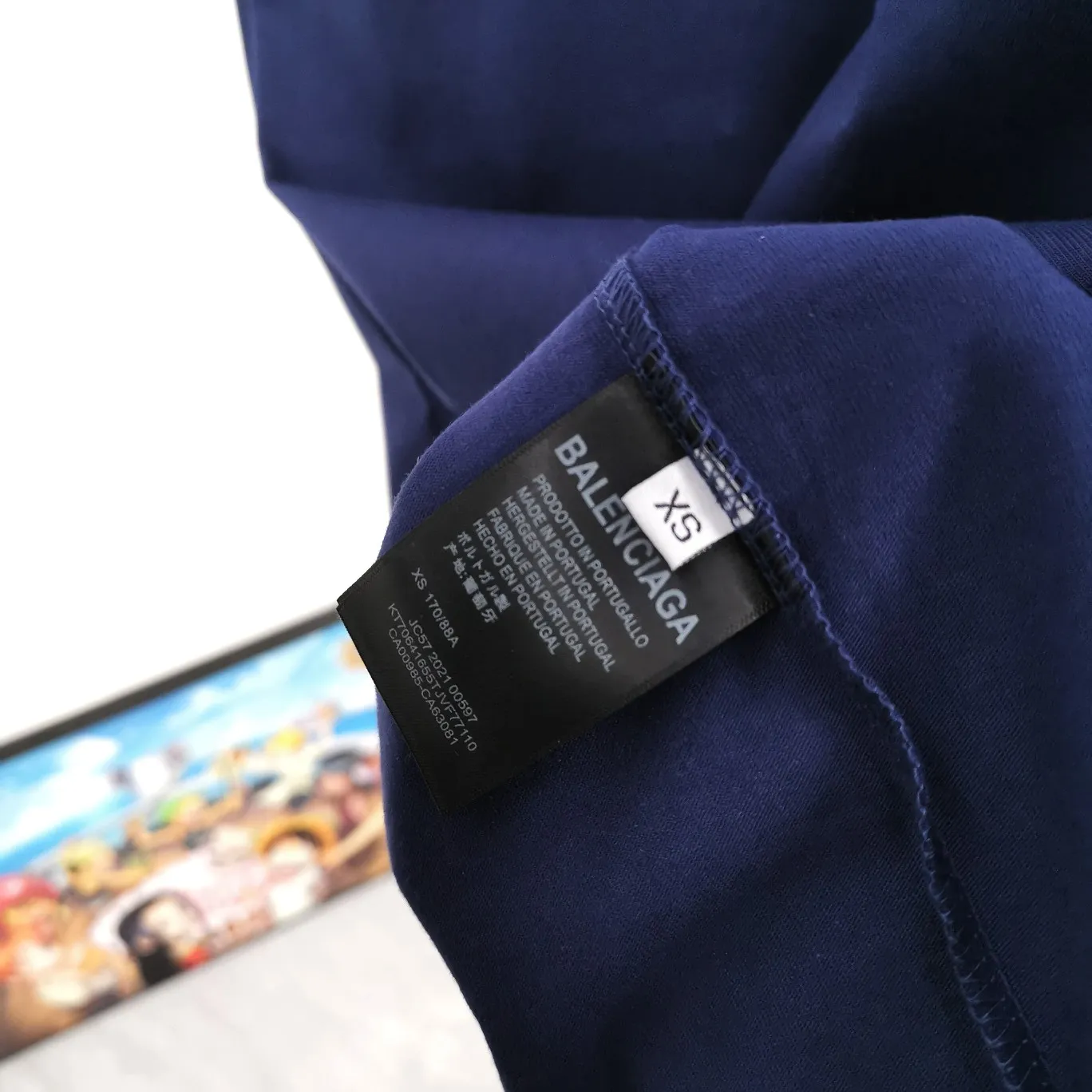 The top tested version of BALENCIAGA with large LOGO basic letters on the back, pure cotton loose fit for male and female couples, the same fashion brand high-end short-sleeved T-shirt. The god of simplicity in Paris, a volume sought after by many stars. Lisa’s favorite basic short-sleeved Paris style, which has a very high appearance rate. Wear alone, paired with jeans, shorts, and sweatpants, it's a versatile style. Xiaohongshu, a hot item on INS, a must-have for Paris fans.  The printing uses white glue as a base, coupled with Kornit direct injection, which ensures the anchorage of the printing and machine washing without any pressure. However, everyone should pay attention to something. The printing of this model is not thick glue, and the printing surface is not shiny. Please pay attention to the importance of version. Don't make a pattern based on the pictures. If you don't have the original version, you won't be able to make it look one to one like the original version. At most, you can just make a look. It's just a piece of clothing without a soul. The fabric is made of 24S 260g double yarn pure cotton fabric. The threads and fabric are custom woven and dyed in the same style, without color difference.  A complete set of customized tags, collar tags, washed, plastic bags, and most importantly, a complete set of bags, tag codes, and codes are all authentic.  Color: White, Black, Royal Blue, Apricot, Floral Gray, Pink Size: XS-L P:240