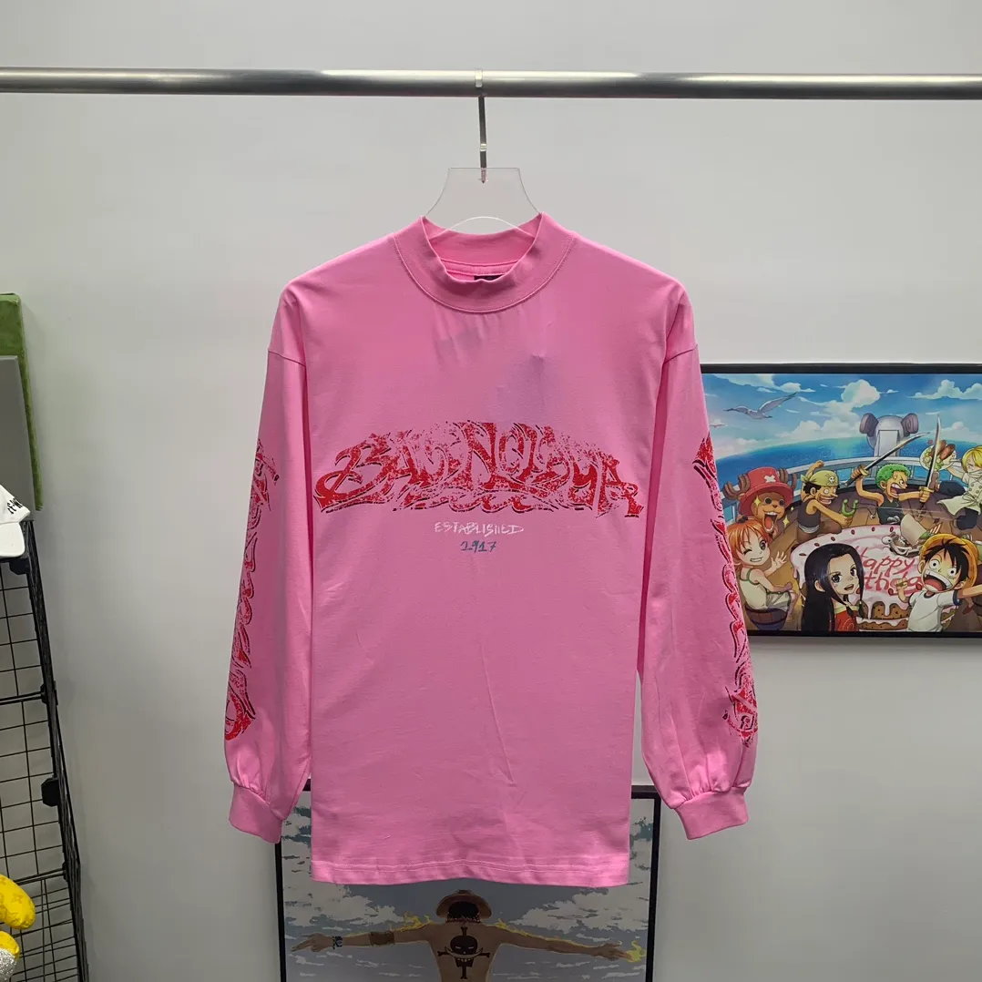 The top tested version of Balenciaga Paris 24ss Capsule Series Flame Long Sleeves Round Neck Long Sleeves This is undoubtedly another big hit this year. The first time to buy the original version. The ghost letters on the front and back are printed using imported Kornit machine direct printing technology. Exclusively matched 32 smooth plain double yarns/300g fabric. Using dot printing technology, the printed images have the characteristics of rich layers, strong three-dimensionality and lifelike colors. The dot paste has excellent fastness and soft feel and does not block the screen. Offshore large-profile long and short-sleeved sweatshirts and sweatpants, retro and old graffiti logo are versatile and good-looking ·Oversized version ·Round neck ·Short sleeves The front, back and sleeves are decorated with offshore artwork prints Washed faded effect Color Green gray Old pink Size:S~L P:320